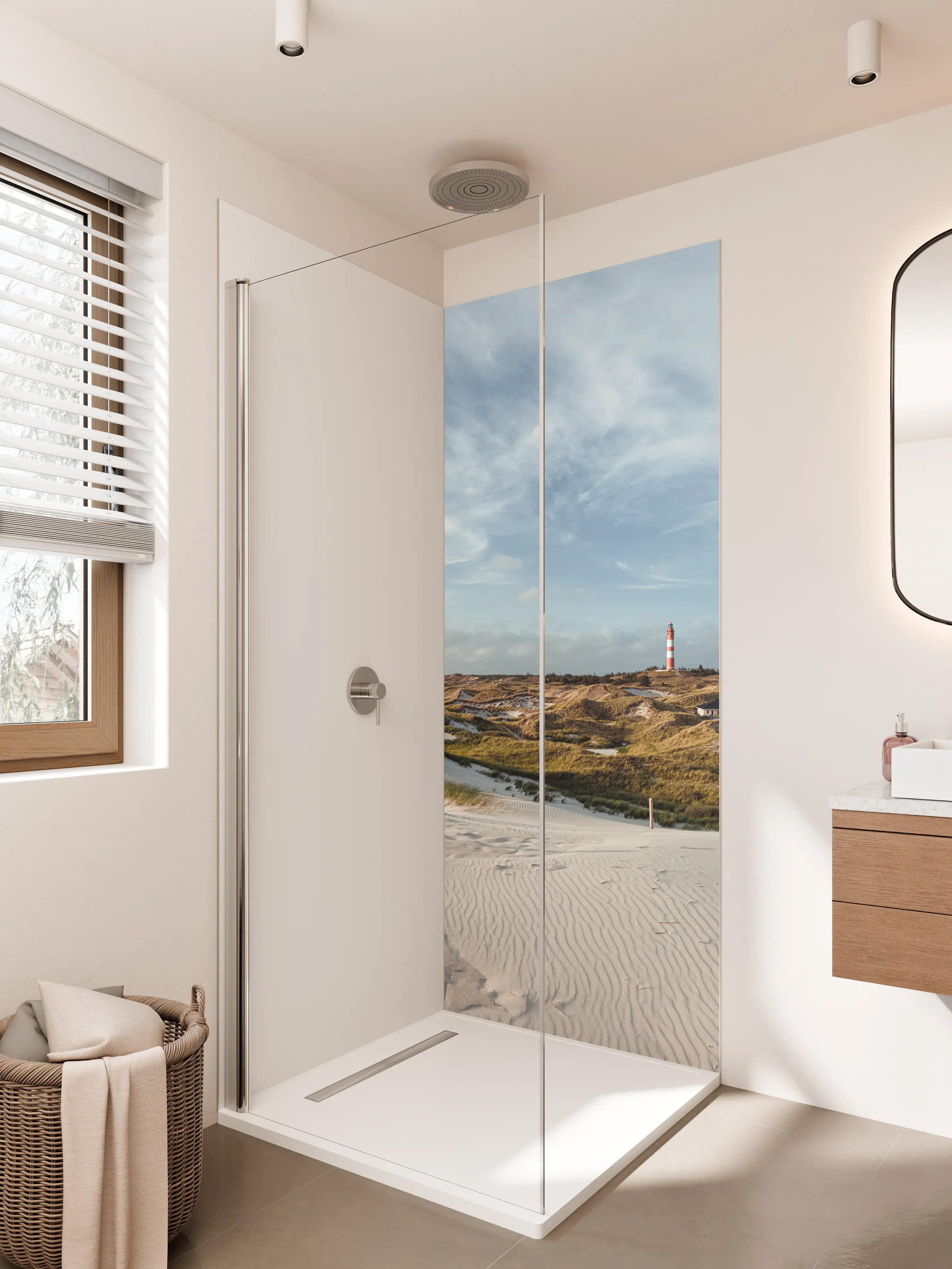 Duschrückwand - Weißer Sandstrand mit Dünen und Leuchtturm