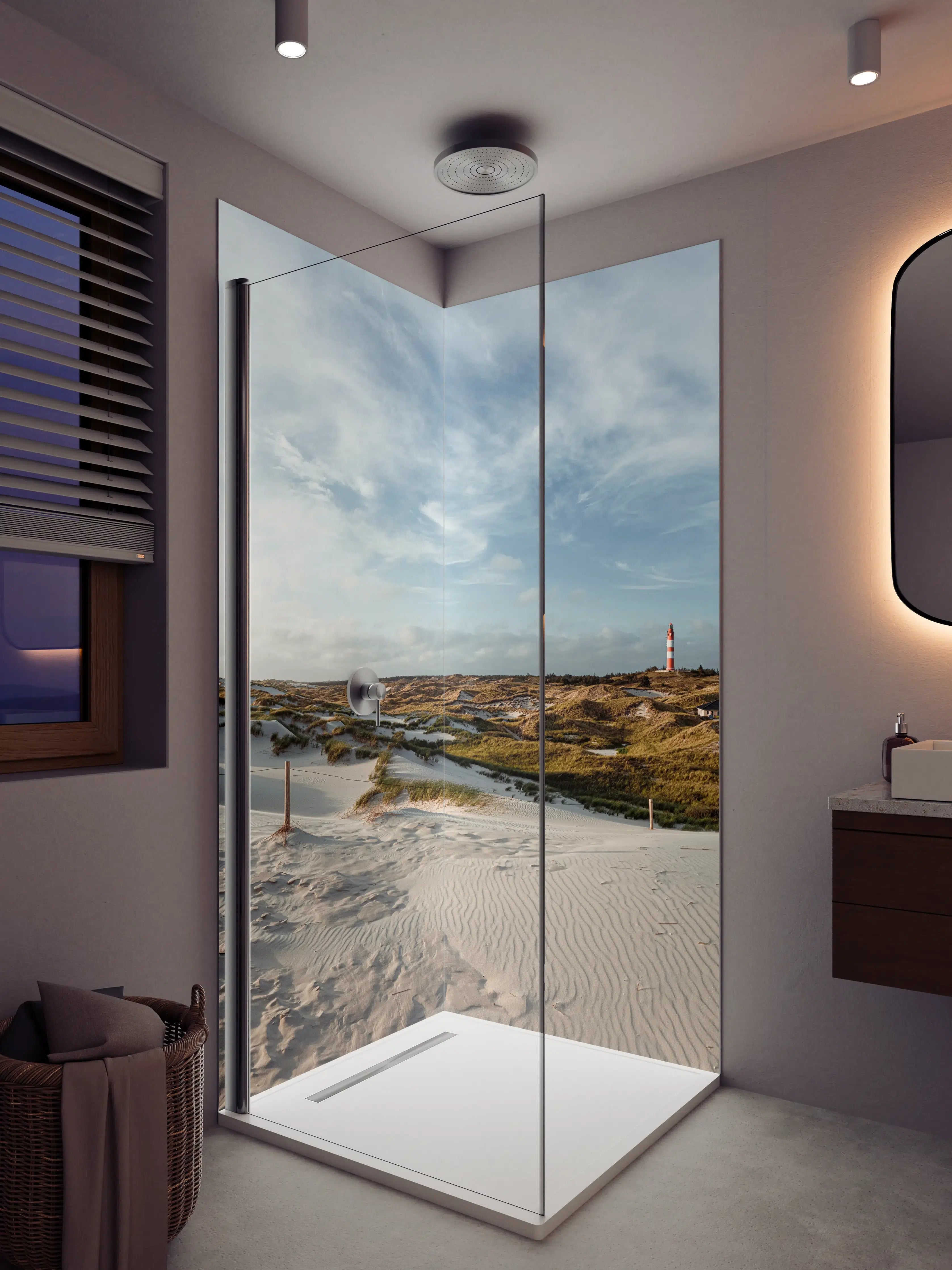 Duschrückwand - Weißer Sandstrand mit Dünen und Leuchtturm