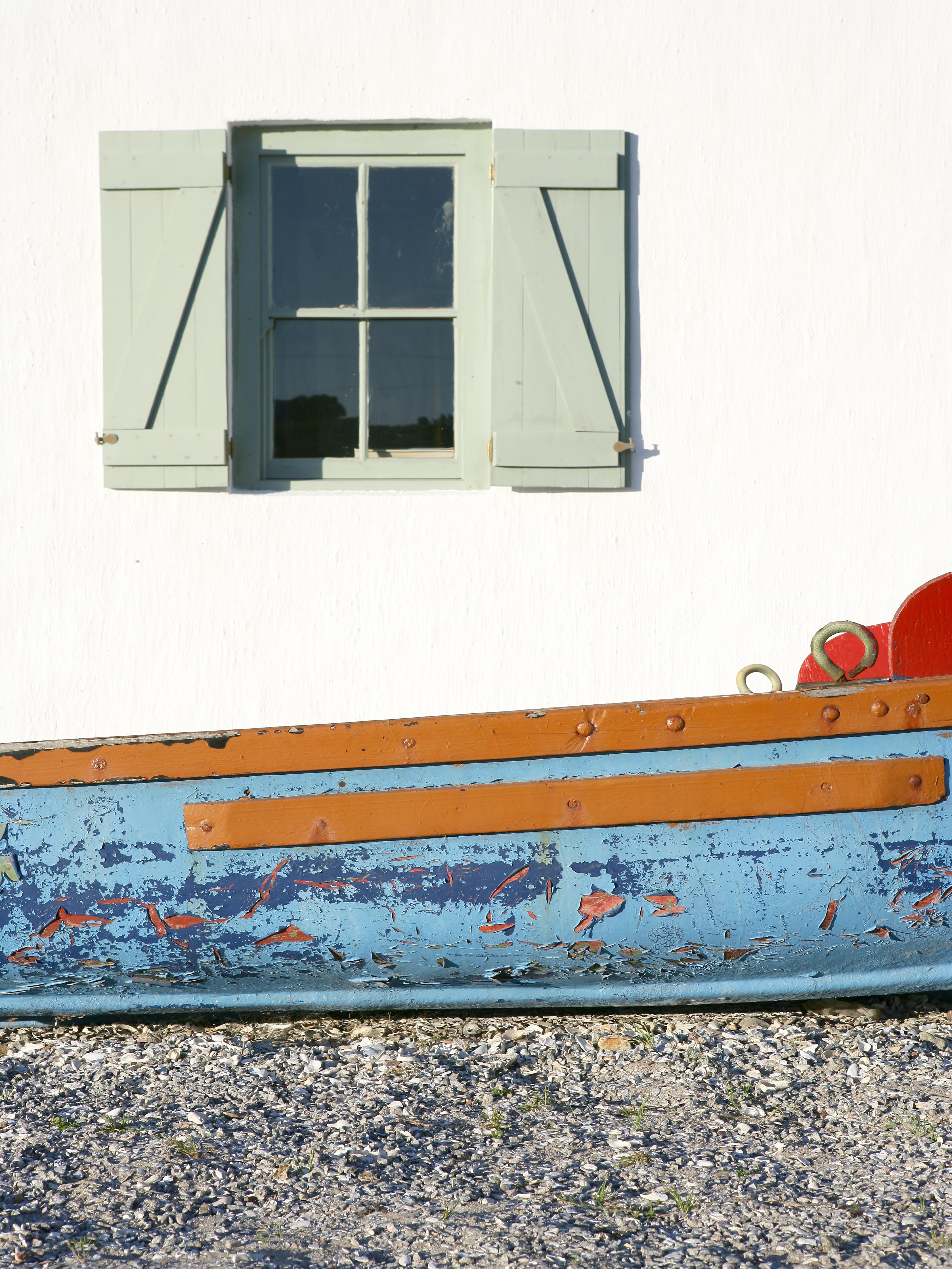 Duschrückwand-Weißes Fenster und buntes Boot am Meer