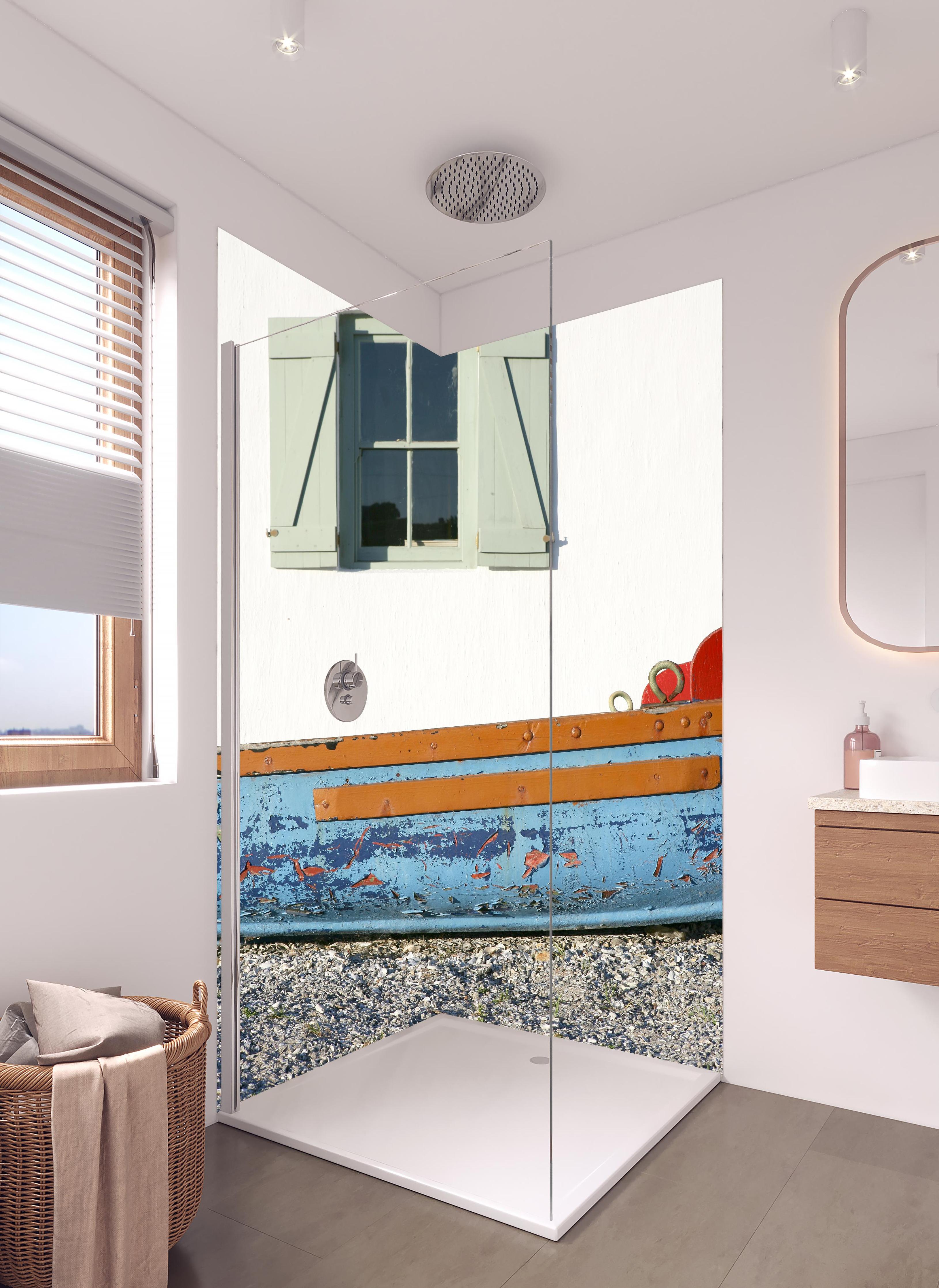 Duschrückwand - Weißes Fenster und buntes Boot am Meer in hellem Badezimmer mit Regenduschkopf - zweiteilige Eck-Duschrückwand