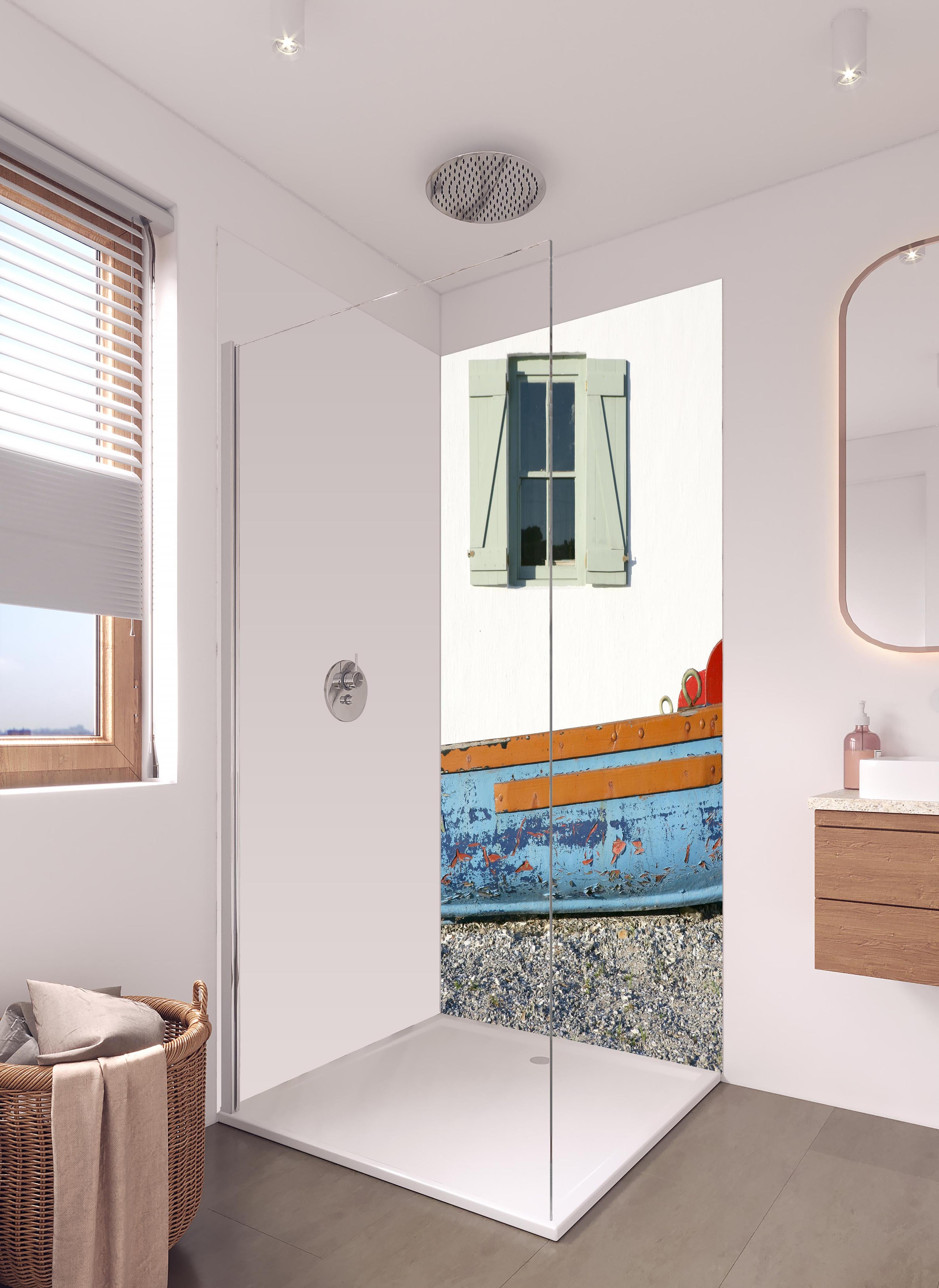 Duschrückwand - Weißes Fenster und buntes Boot am Meer in hellem Badezimmer mit Regenduschkopf - zweiteilige Eck-Duschrückwand