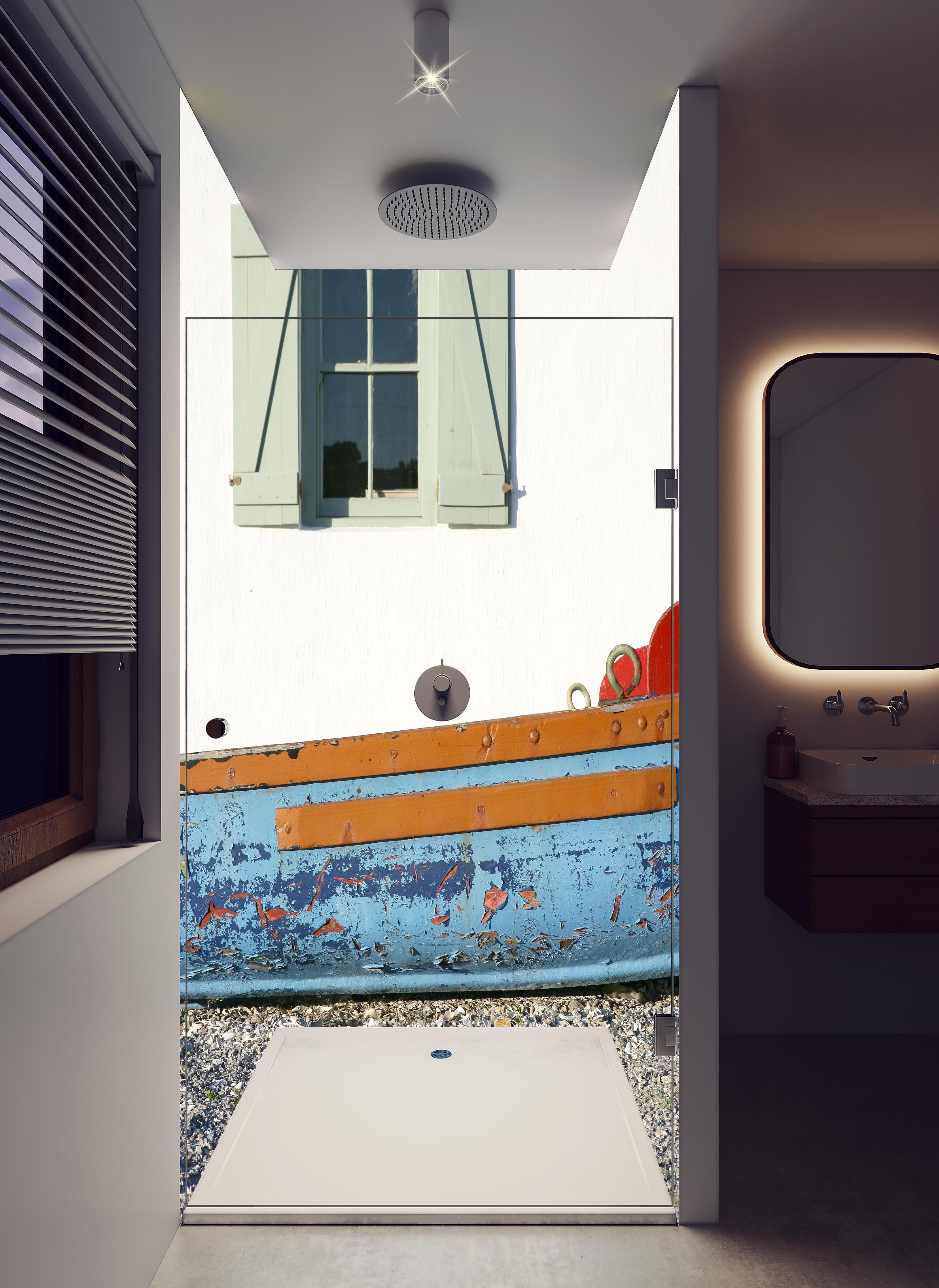 Duschrückwand - Weißes Fenster und buntes Boot am Meer in hellem Badezimmer mit Regenduschkopf - zweiteilige Eck-Duschrückwand