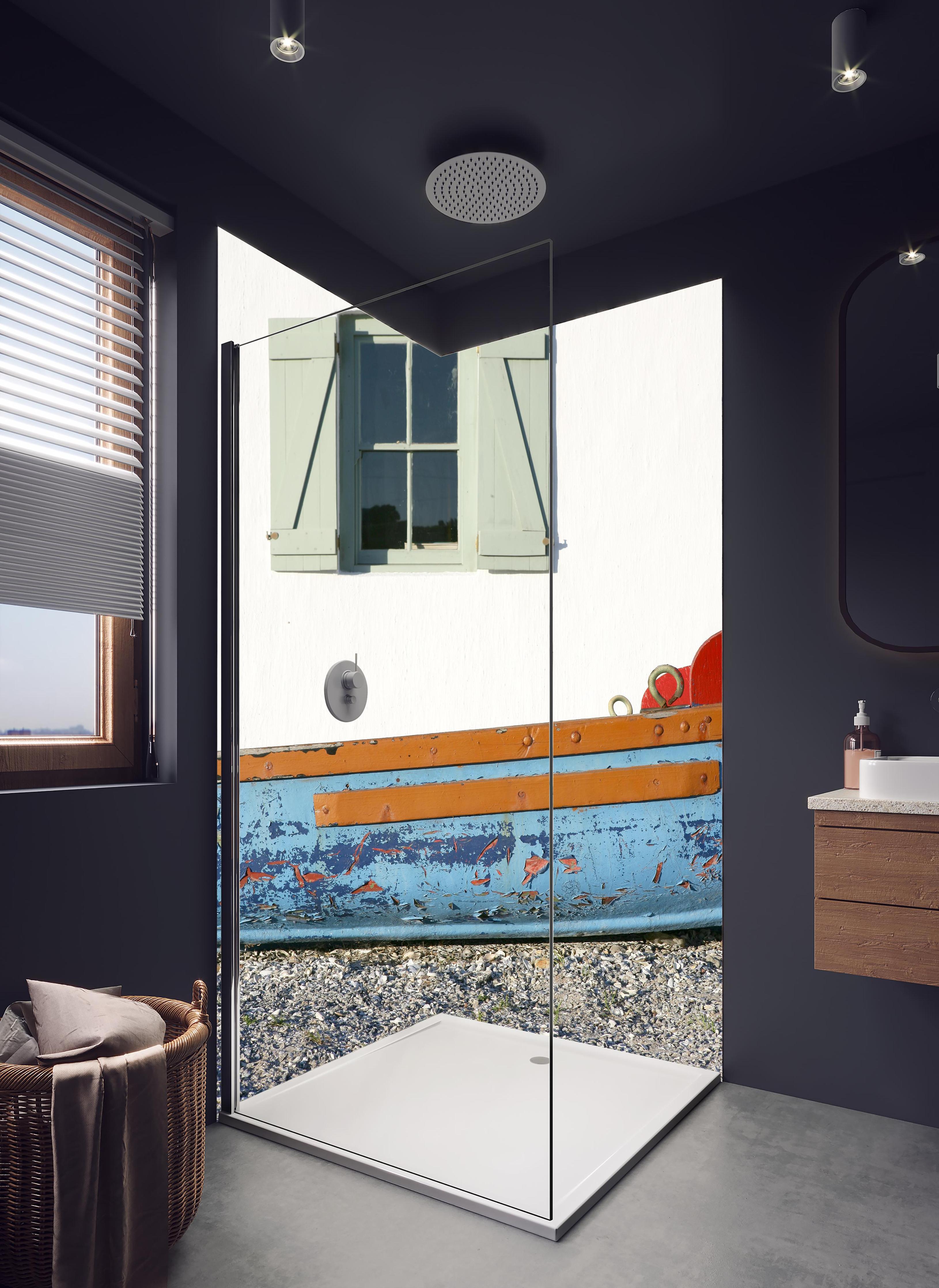 Duschrückwand - Weißes Fenster und buntes Boot am Meer in hellem Badezimmer mit Regenduschkopf - zweiteilige Eck-Duschrückwand