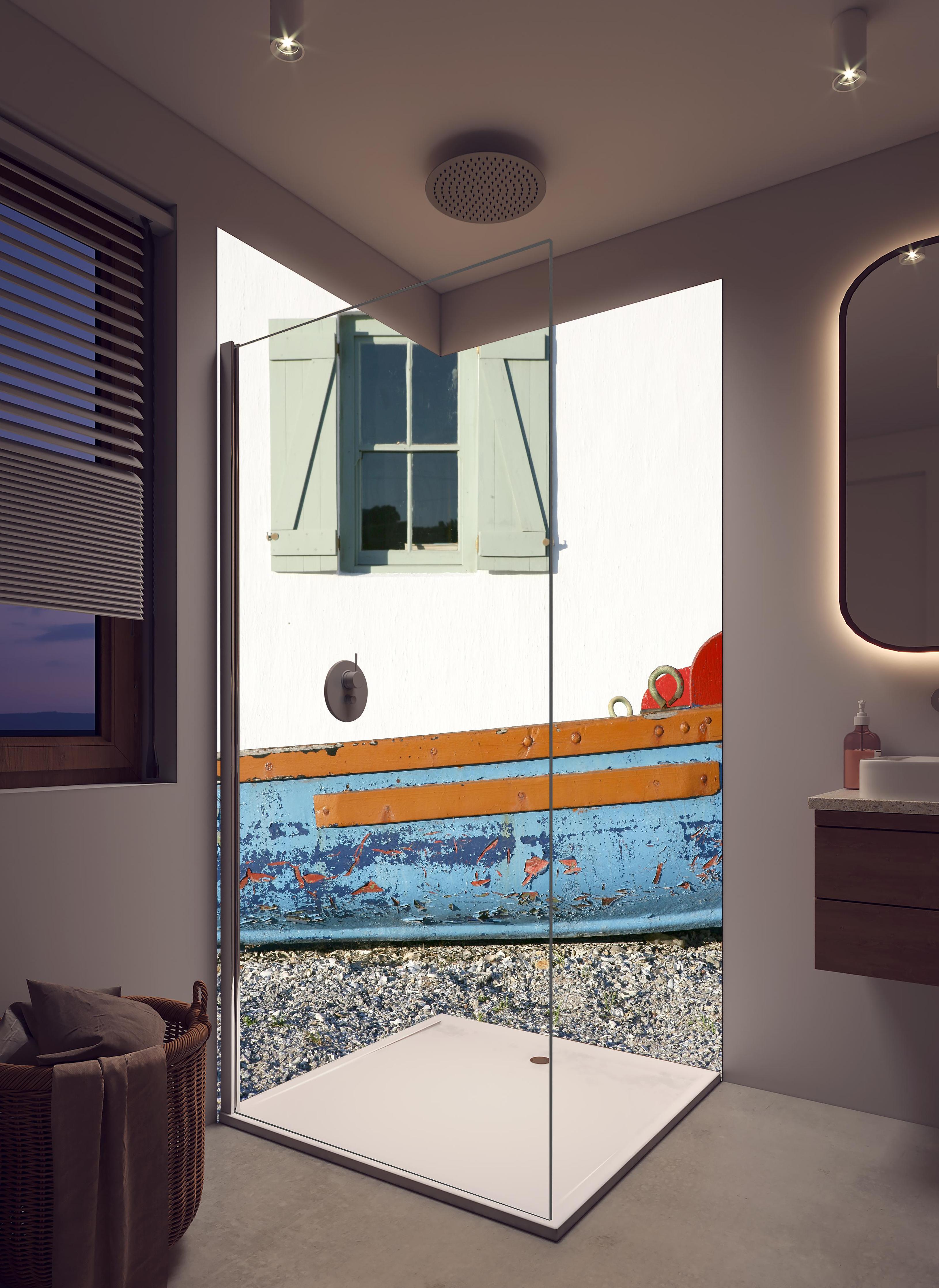 Duschrückwand - Weißes Fenster und buntes Boot am Meer in hellem Badezimmer mit Regenduschkopf - zweiteilige Eck-Duschrückwand