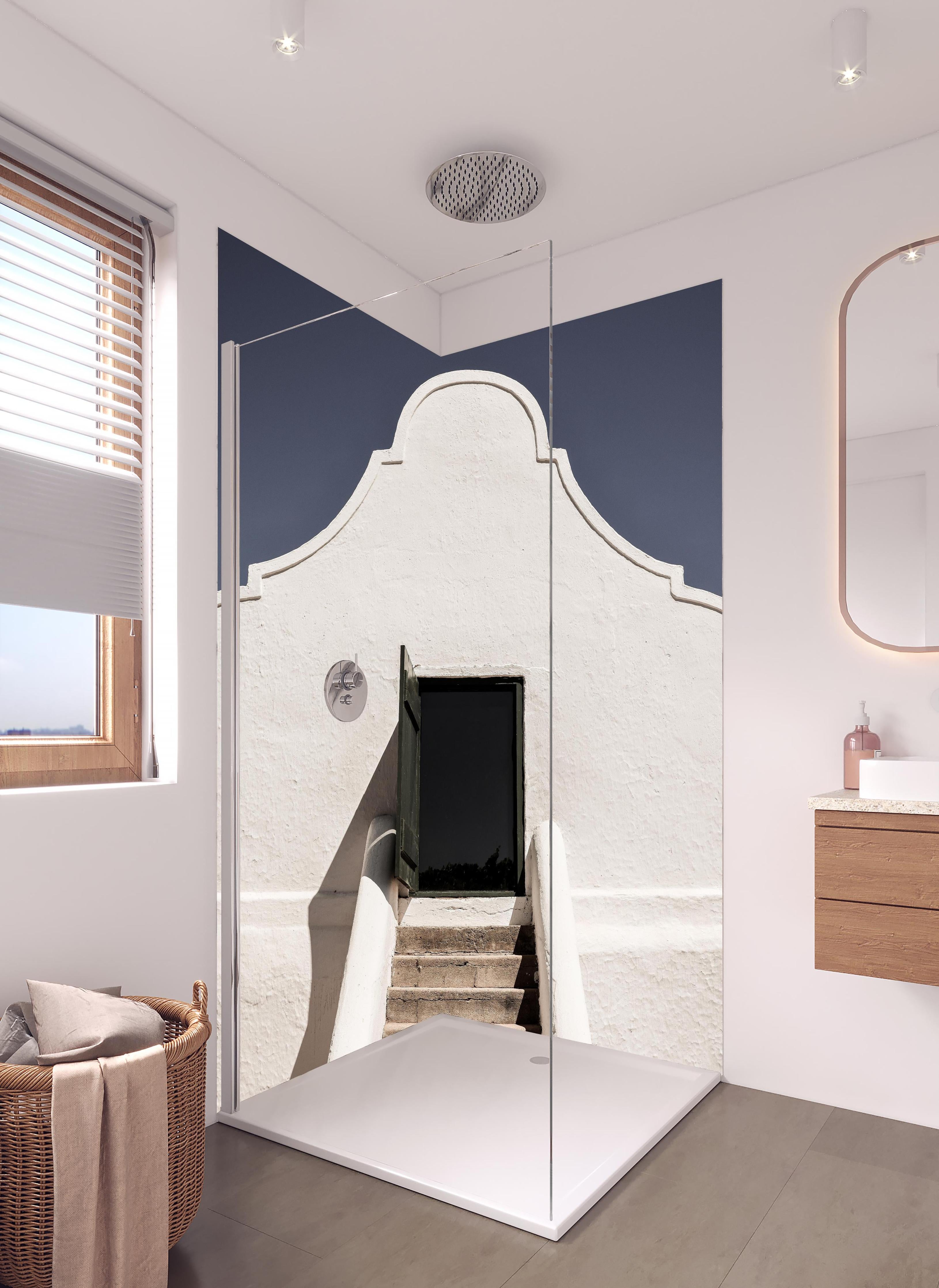 Duschrückwand - Weißes Kap-Holländisches Türdesign in hellem Badezimmer mit Regenduschkopf - zweiteilige Eck-Duschrückwand