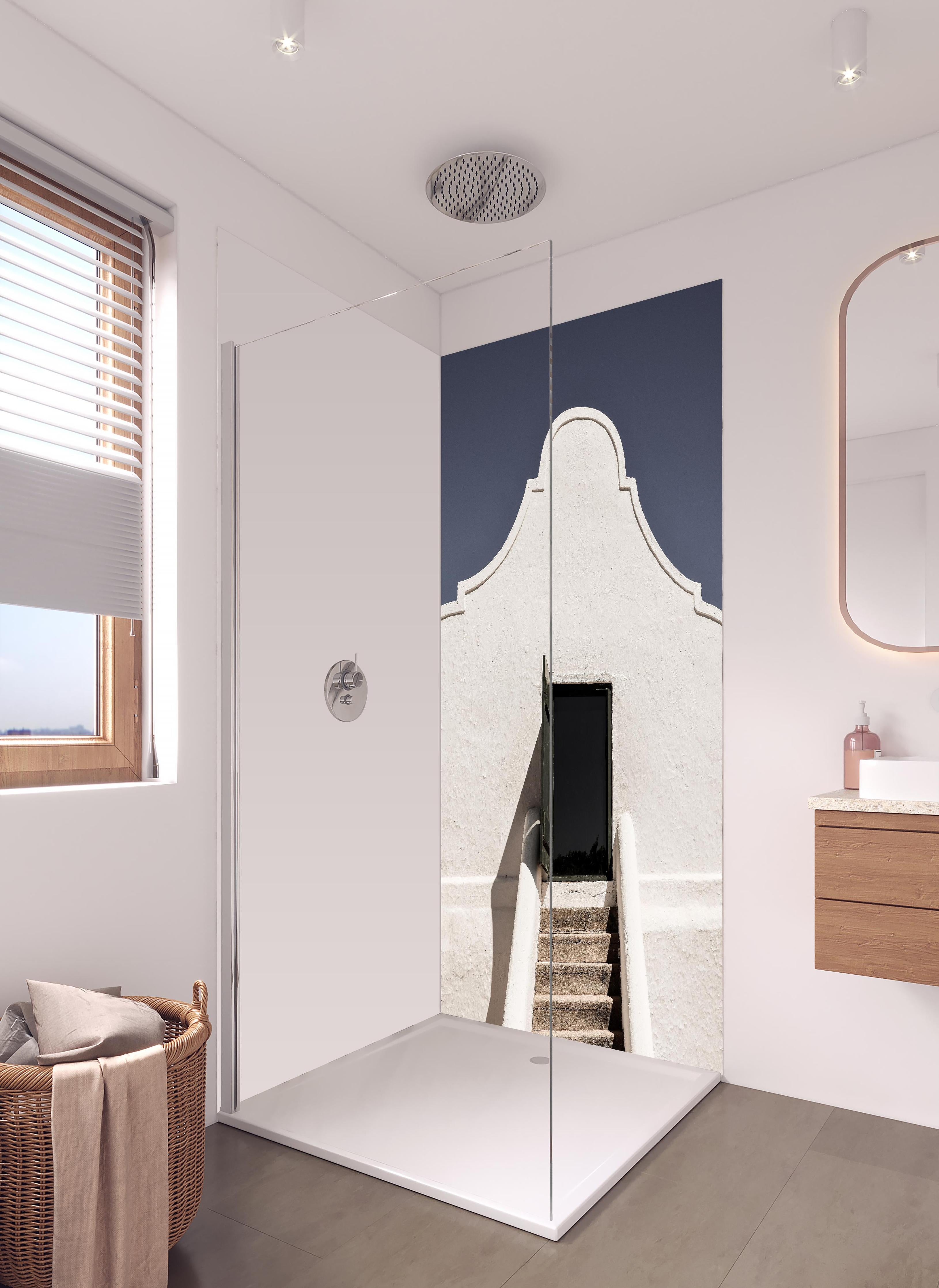 Duschrückwand - Weißes Kap-Holländisches Türdesign in hellem Badezimmer mit Regenduschkopf - zweiteilige Eck-Duschrückwand