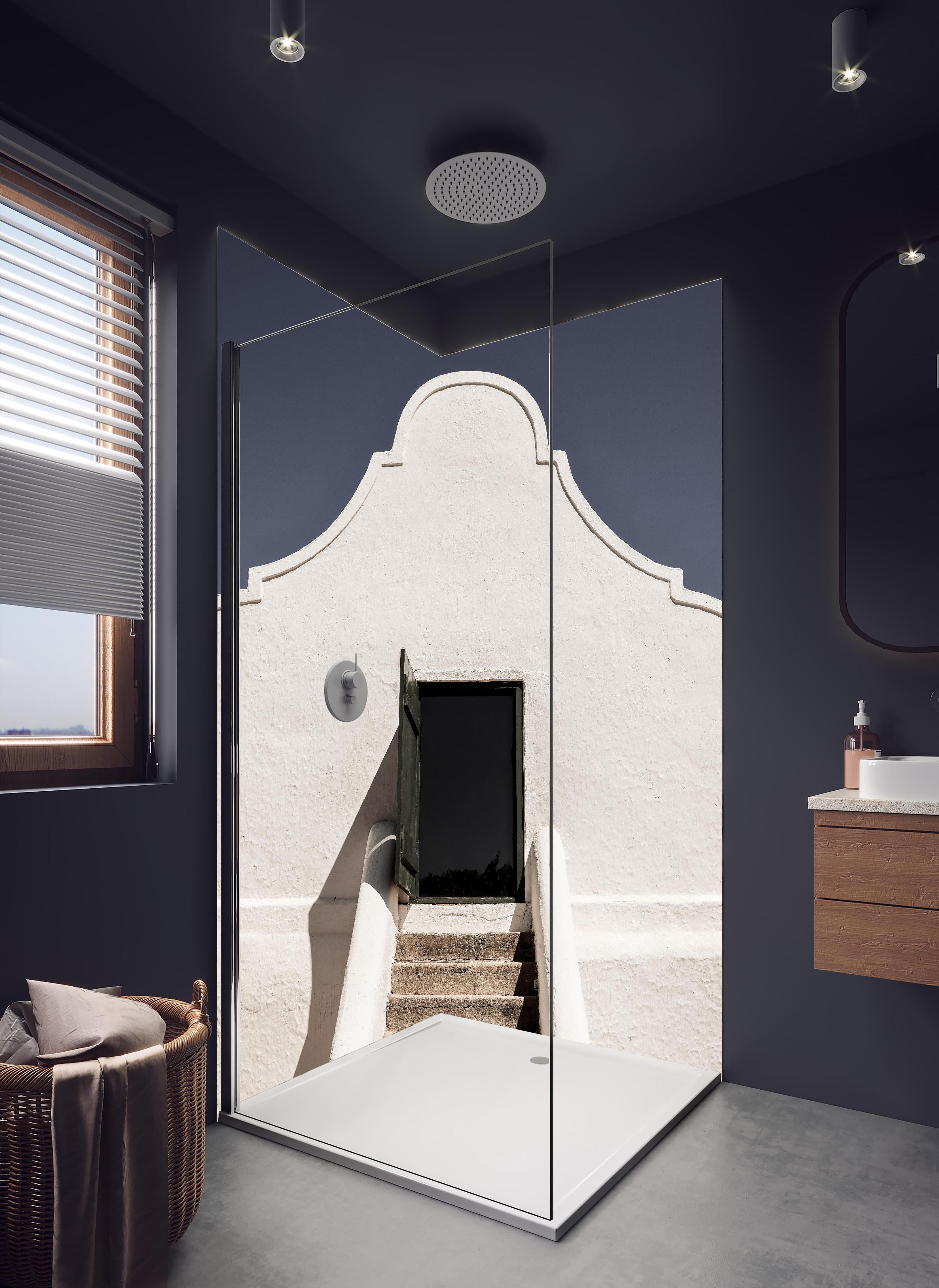 Duschrückwand - Weißes Kap-Holländisches Türdesign in hellem Badezimmer mit Regenduschkopf - zweiteilige Eck-Duschrückwand