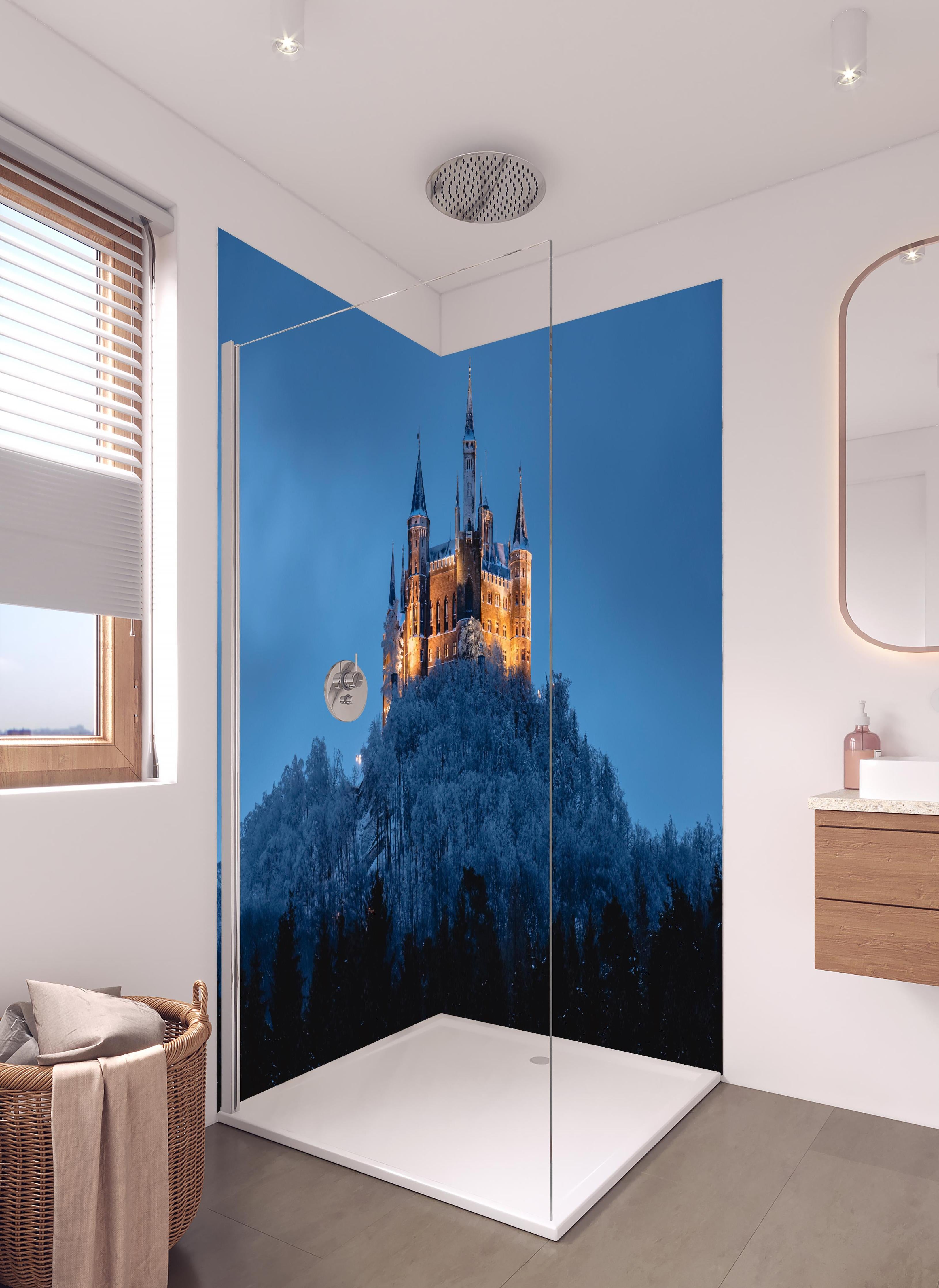 Duschrückwand - Winterliche Atmosphäre - Burg von Hohenzollern in hellem Badezimmer mit Regenduschkopf - zweiteilige Eck-Duschrückwand