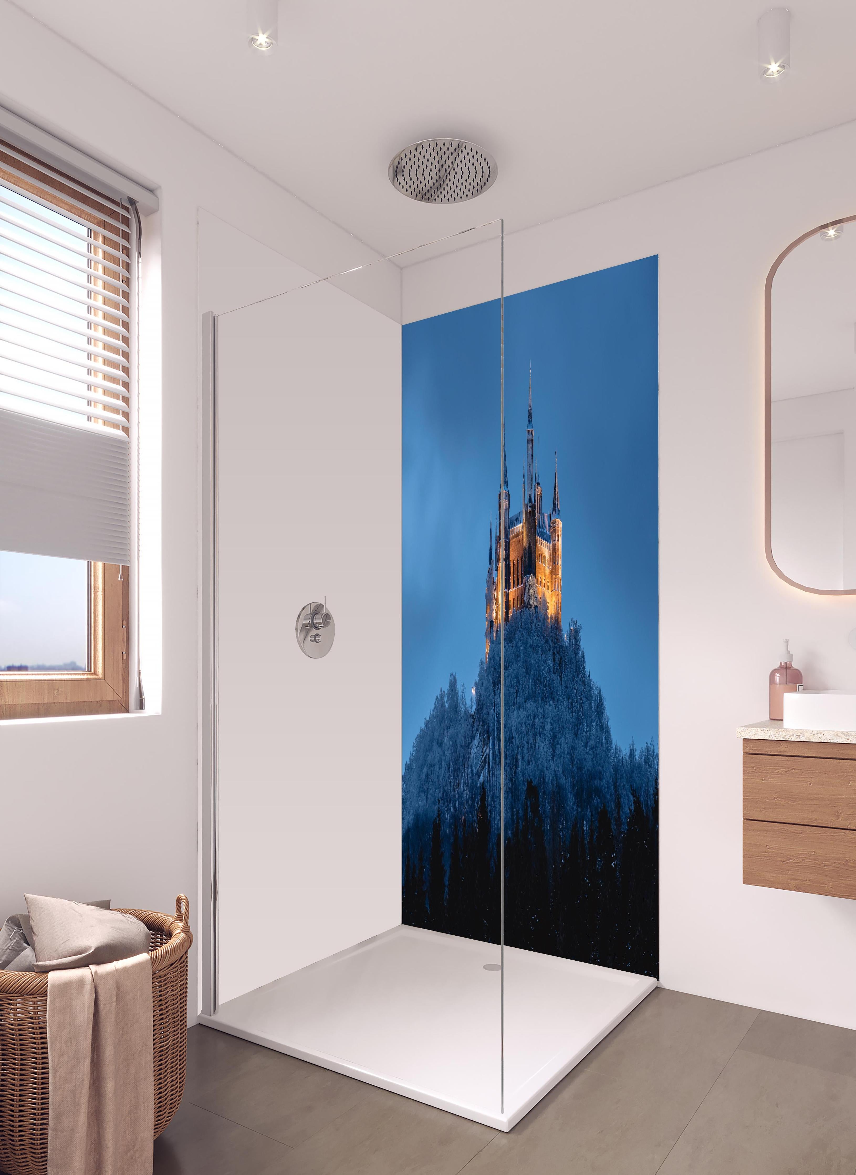 Duschrückwand - Winterliche Atmosphäre - Burg von Hohenzollern in hellem Badezimmer mit Regenduschkopf - zweiteilige Eck-Duschrückwand