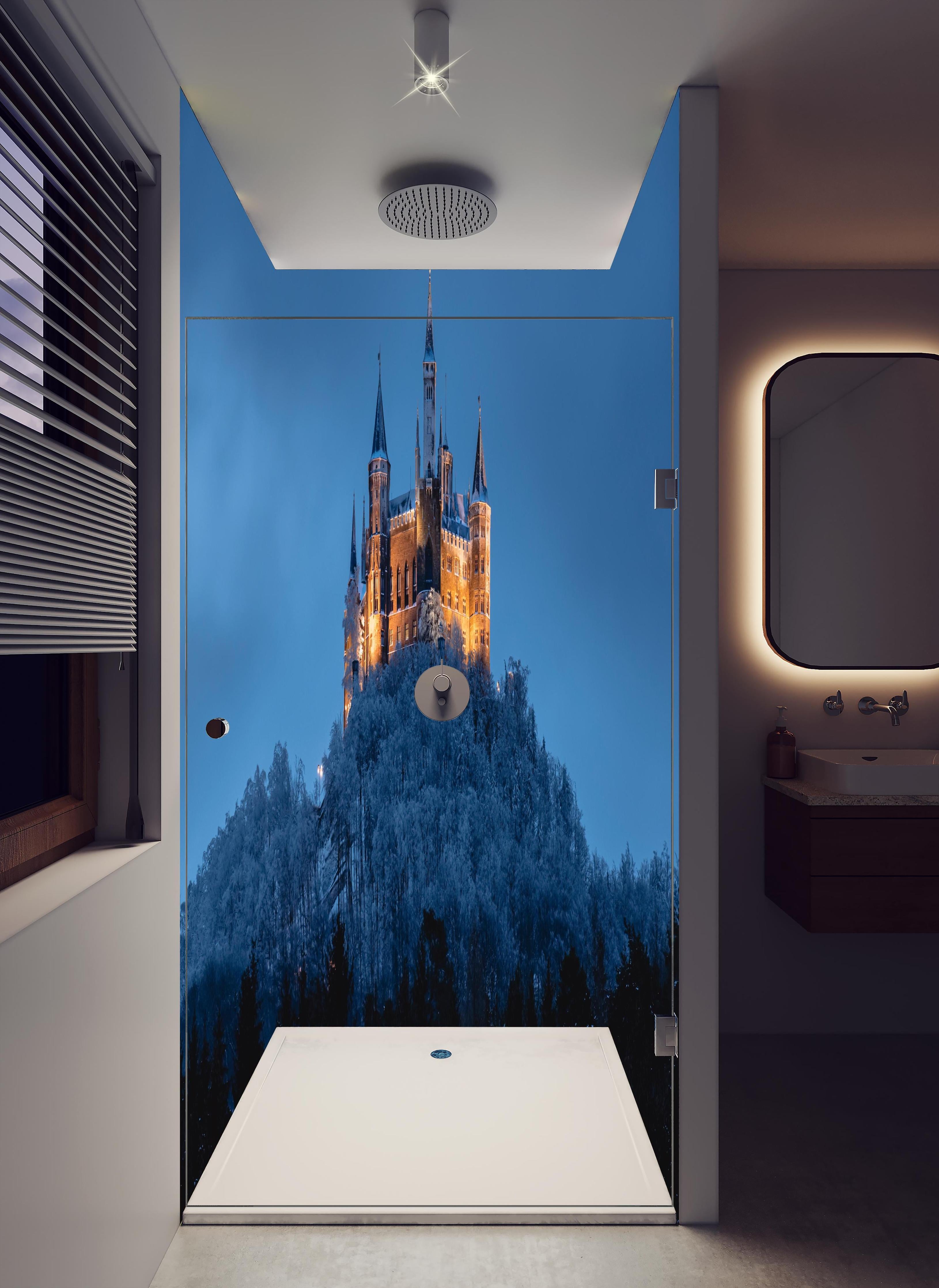 Duschrückwand - Winterliche Atmosphäre - Burg von Hohenzollern in hellem Badezimmer mit Regenduschkopf - zweiteilige Eck-Duschrückwand