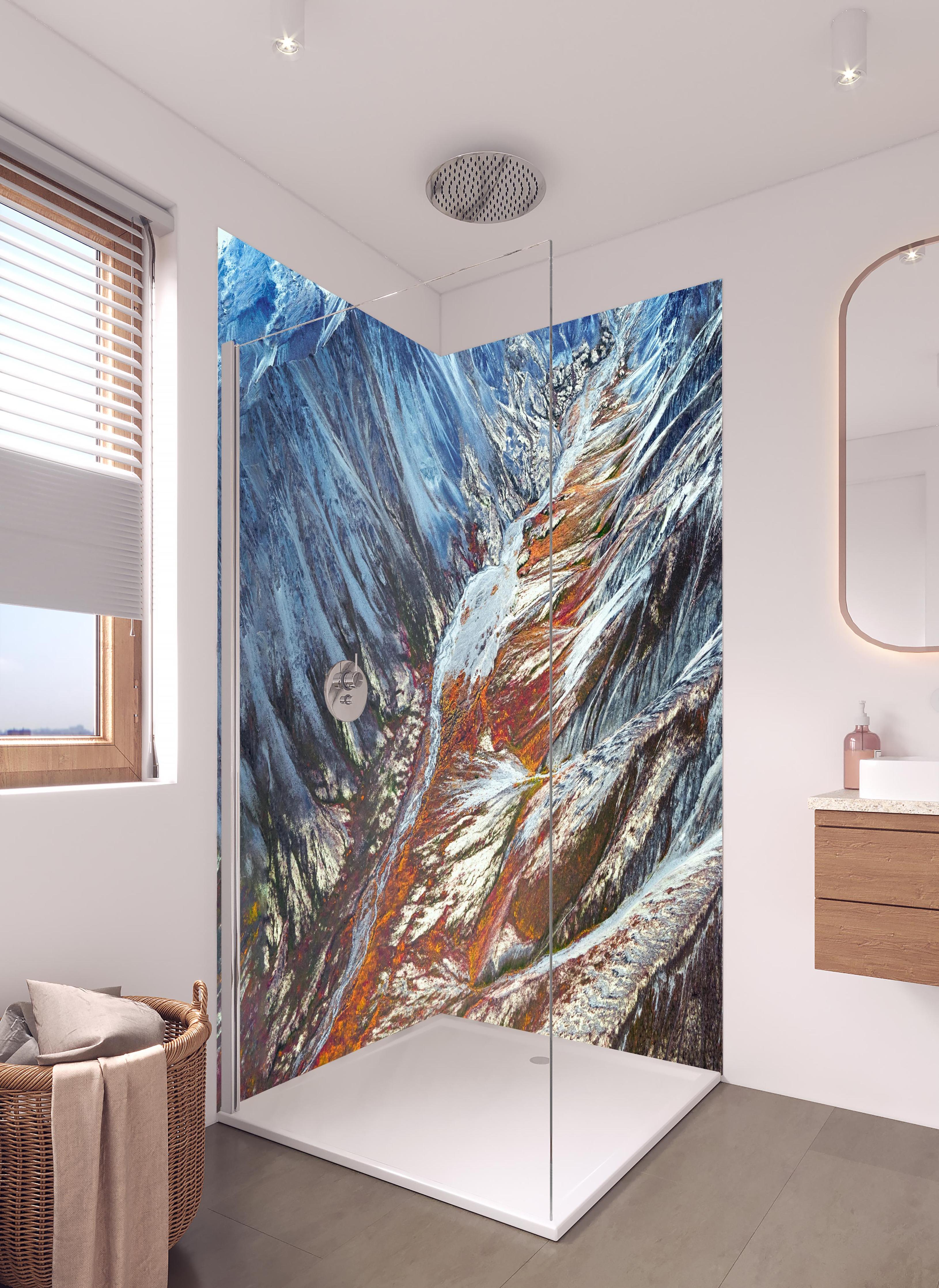 Duschrückwand - Winterliche Bergkulisse mit Schneemuster in hellem Badezimmer mit Regenduschkopf - zweiteilige Eck-Duschrückwand