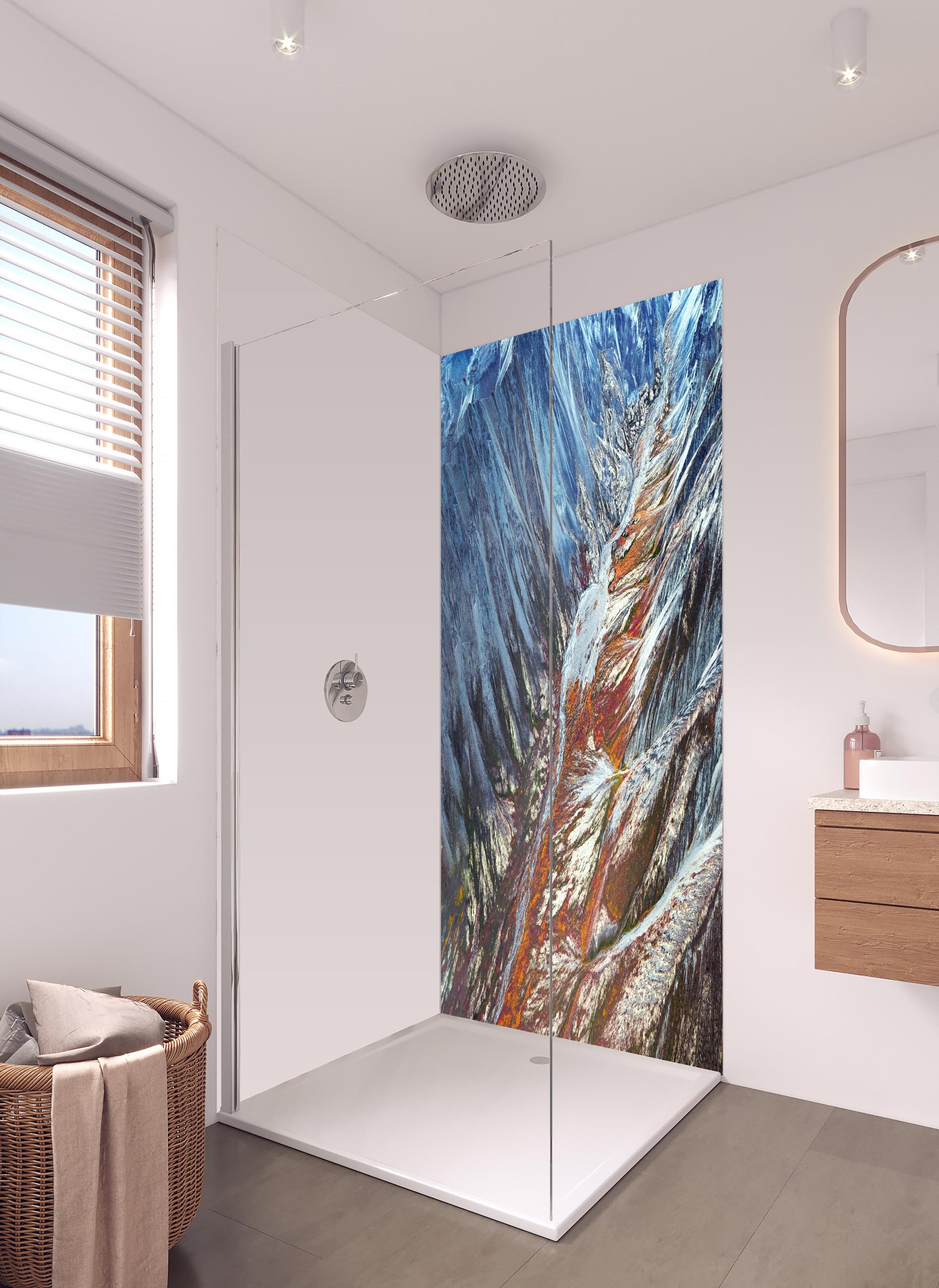 Duschrückwand - Winterliche Bergkulisse mit Schneemuster in hellem Badezimmer mit Regenduschkopf - zweiteilige Eck-Duschrückwand