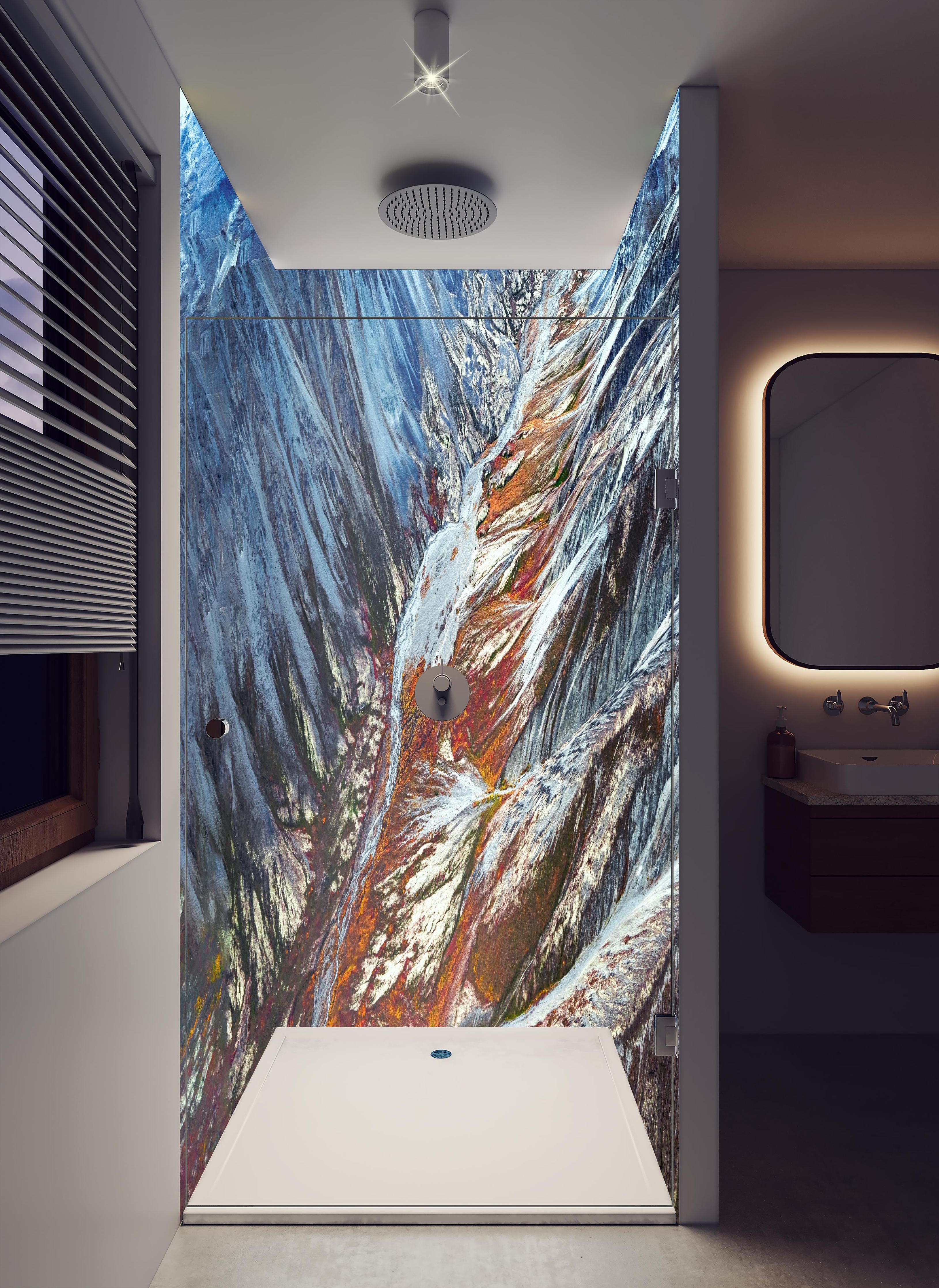 Duschrückwand - Winterliche Bergkulisse mit Schneemuster in hellem Badezimmer mit Regenduschkopf - zweiteilige Eck-Duschrückwand