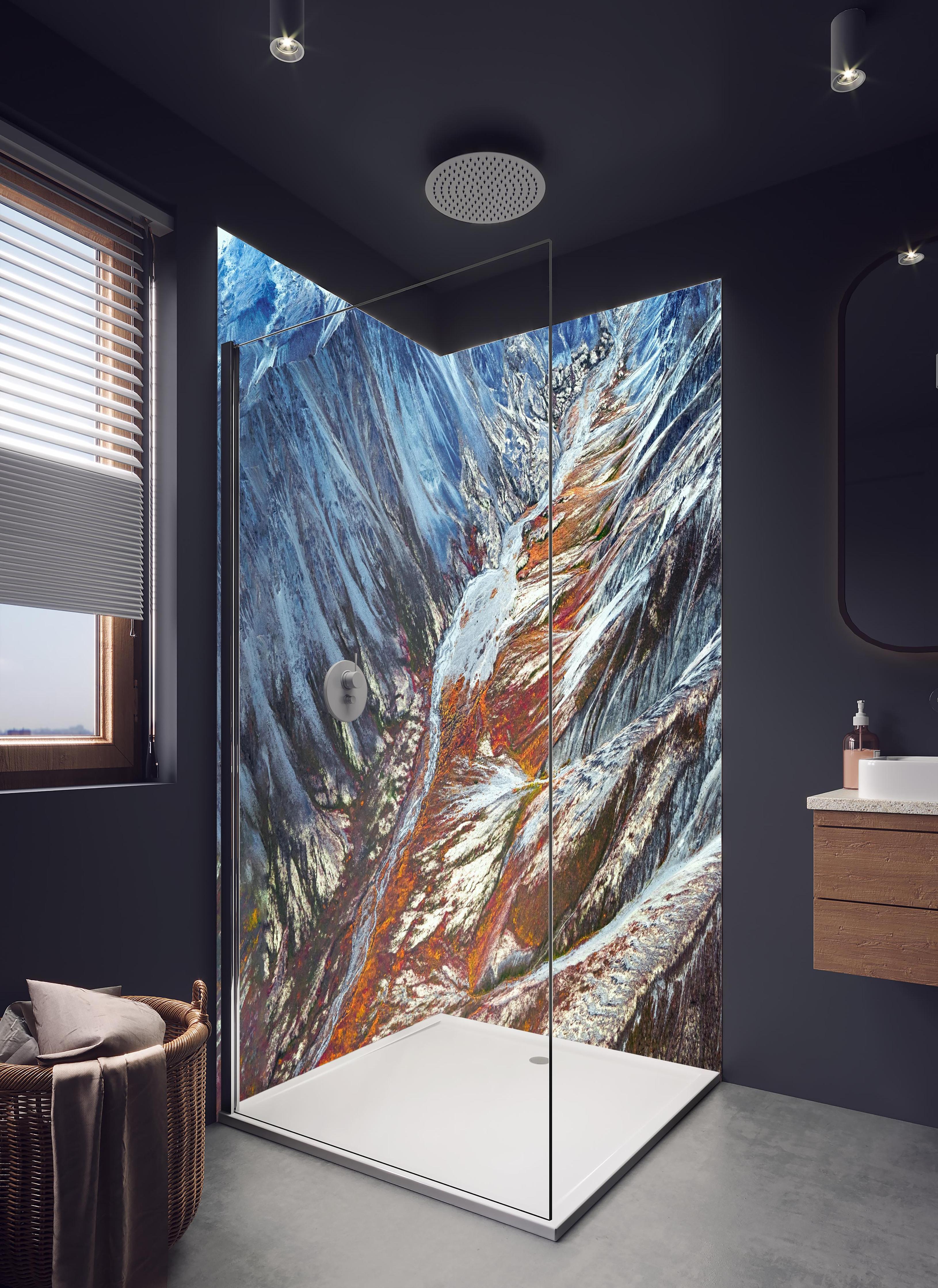Duschrückwand - Winterliche Bergkulisse mit Schneemuster in hellem Badezimmer mit Regenduschkopf - zweiteilige Eck-Duschrückwand