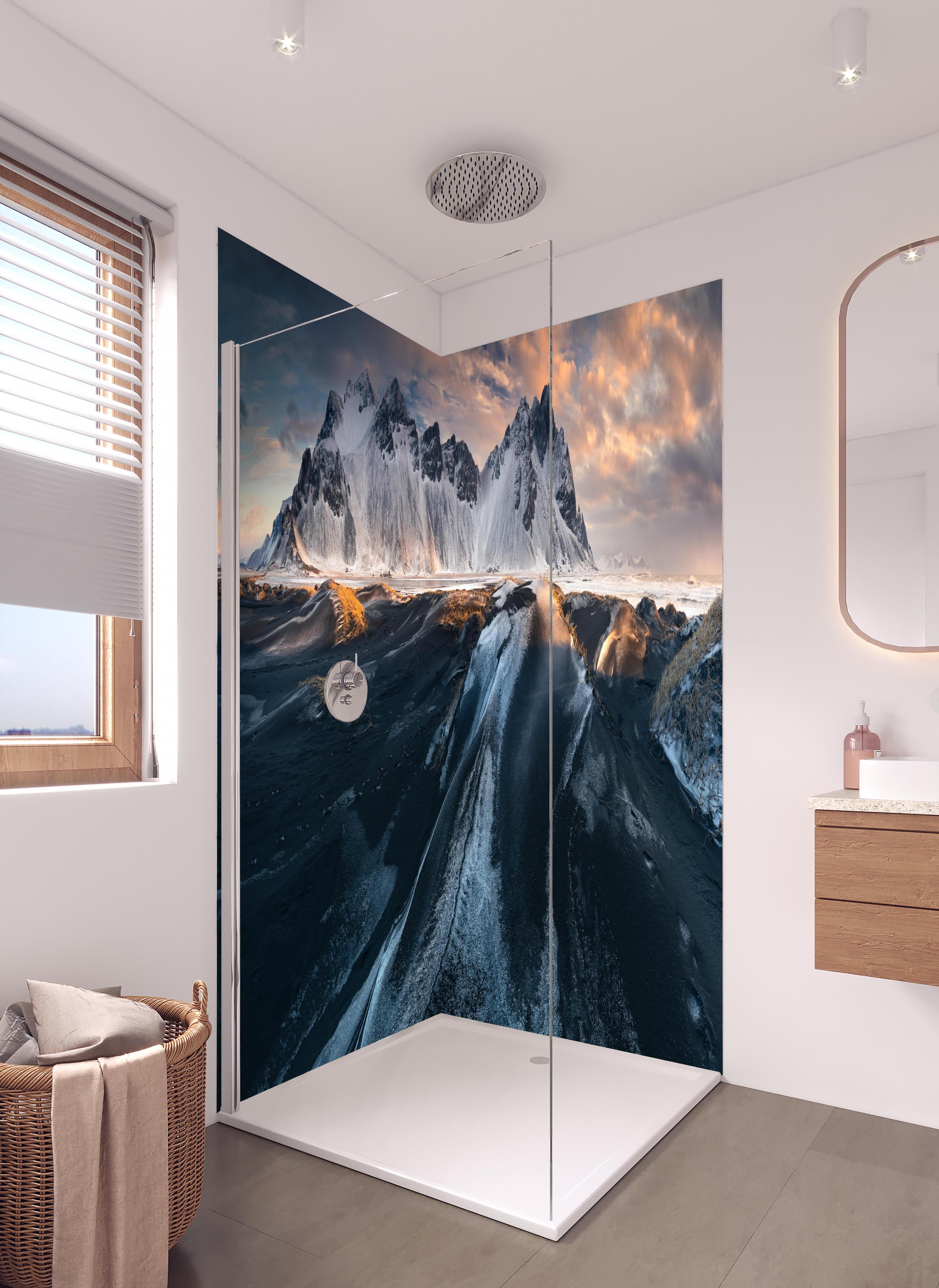 Duschrückwand - Winterliche Gipfel unter dramatischem Himmel in hellem Badezimmer mit Regenduschkopf - zweiteilige Eck-Duschrückwand