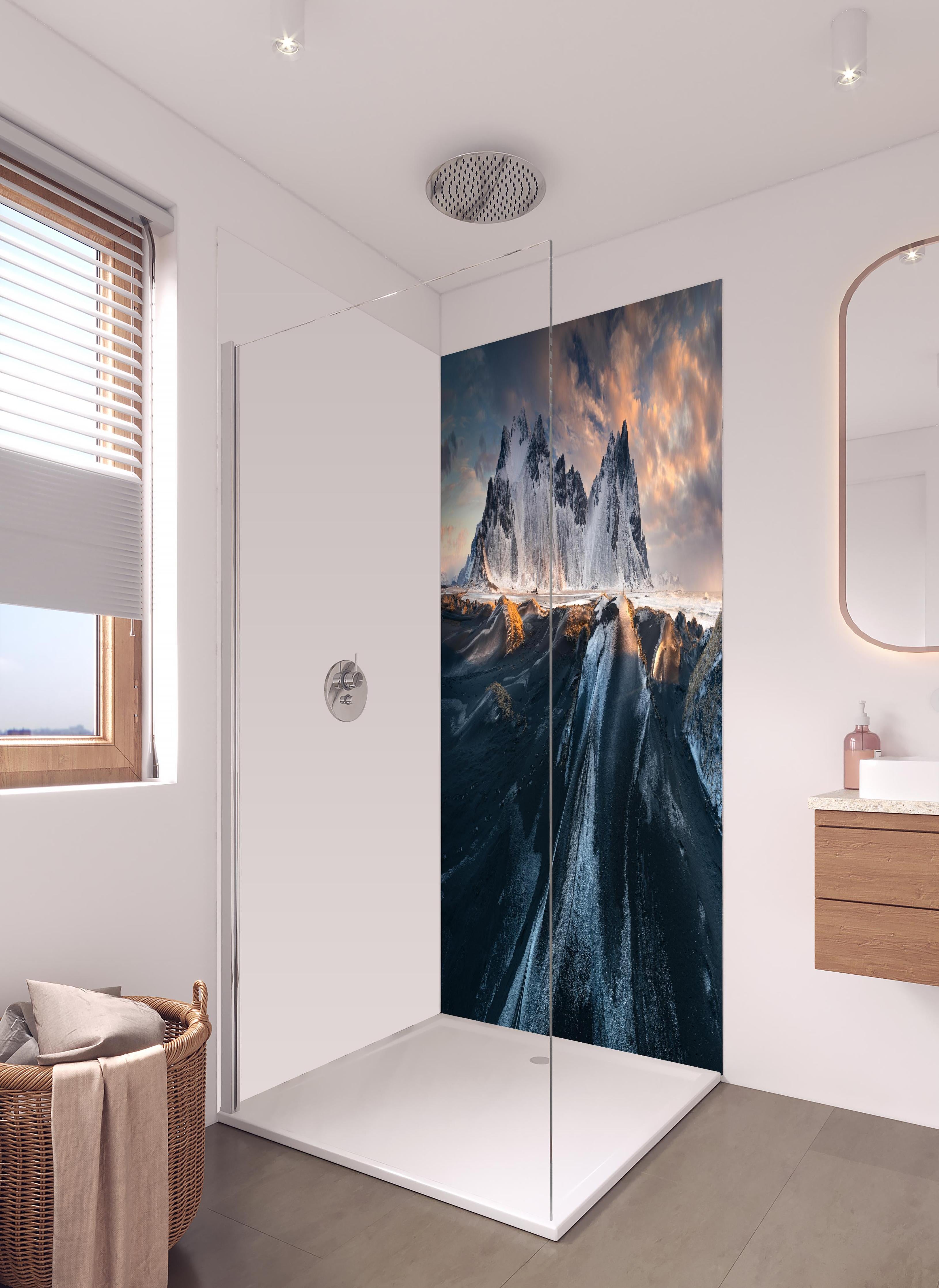 Duschrückwand - Winterliche Gipfel unter dramatischem Himmel in hellem Badezimmer mit Regenduschkopf - zweiteilige Eck-Duschrückwand