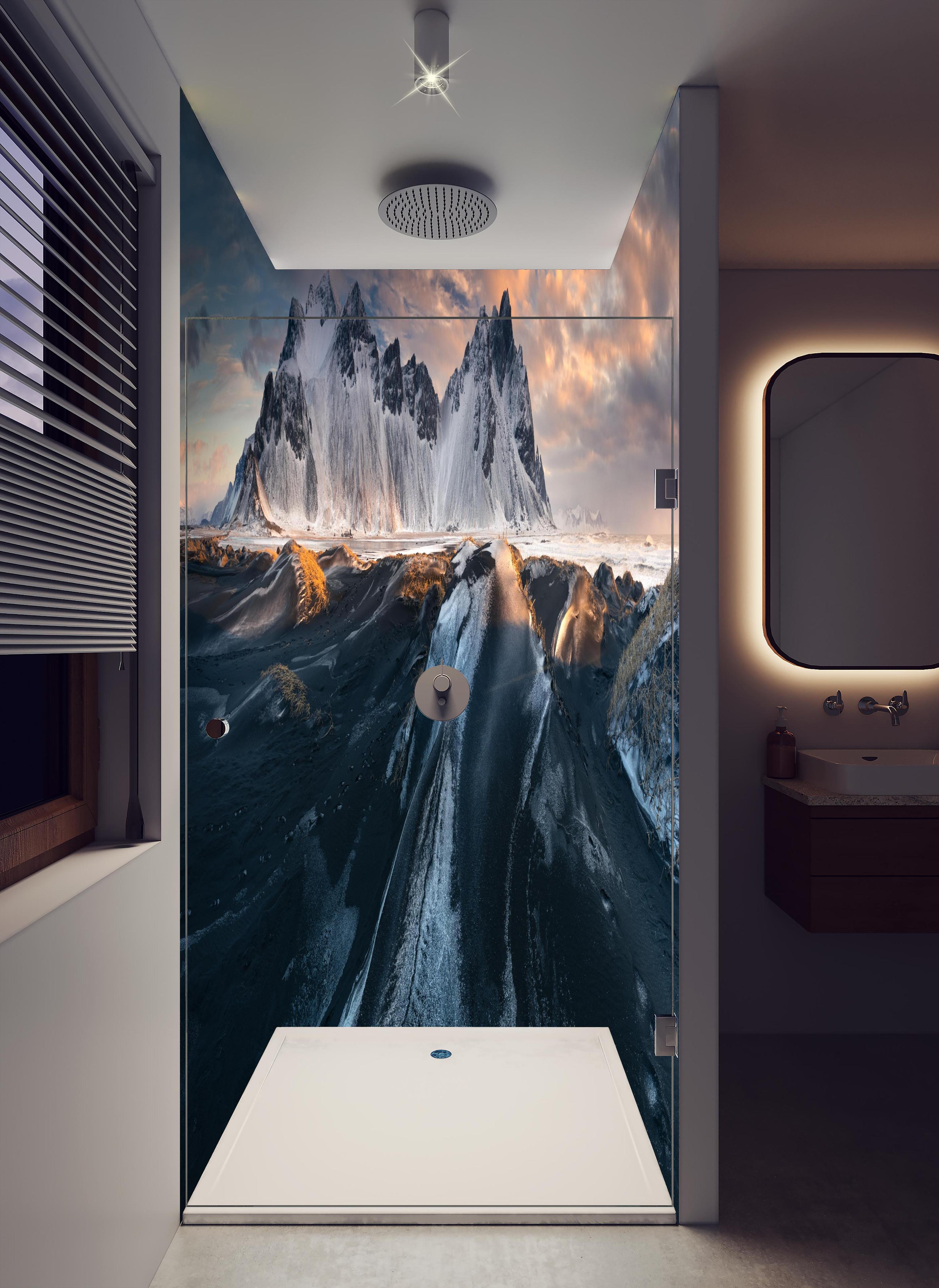 Duschrückwand - Winterliche Gipfel unter dramatischem Himmel in hellem Badezimmer mit Regenduschkopf - zweiteilige Eck-Duschrückwand