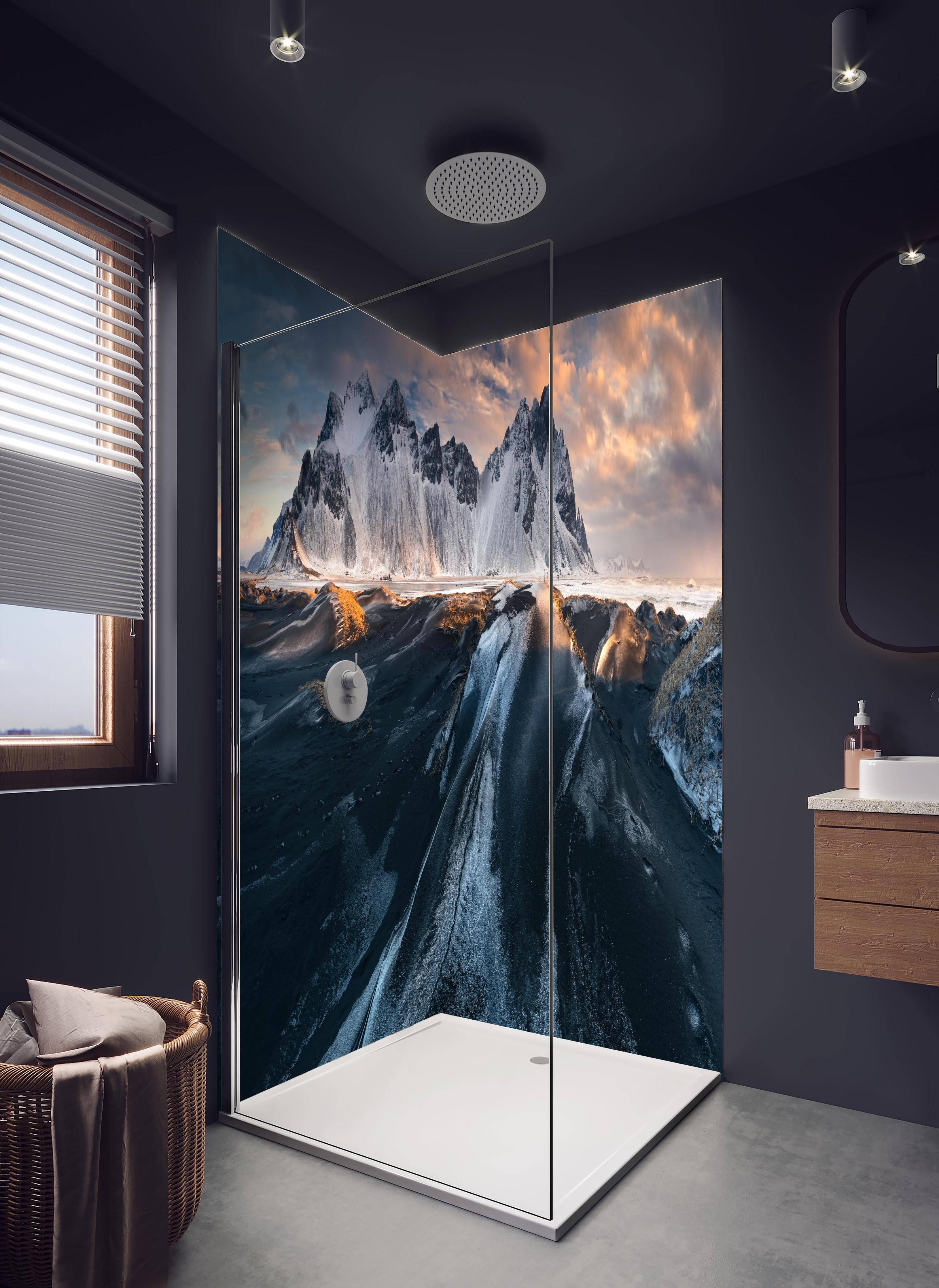 Duschrückwand - Winterliche Gipfel unter dramatischem Himmel in hellem Badezimmer mit Regenduschkopf - zweiteilige Eck-Duschrückwand