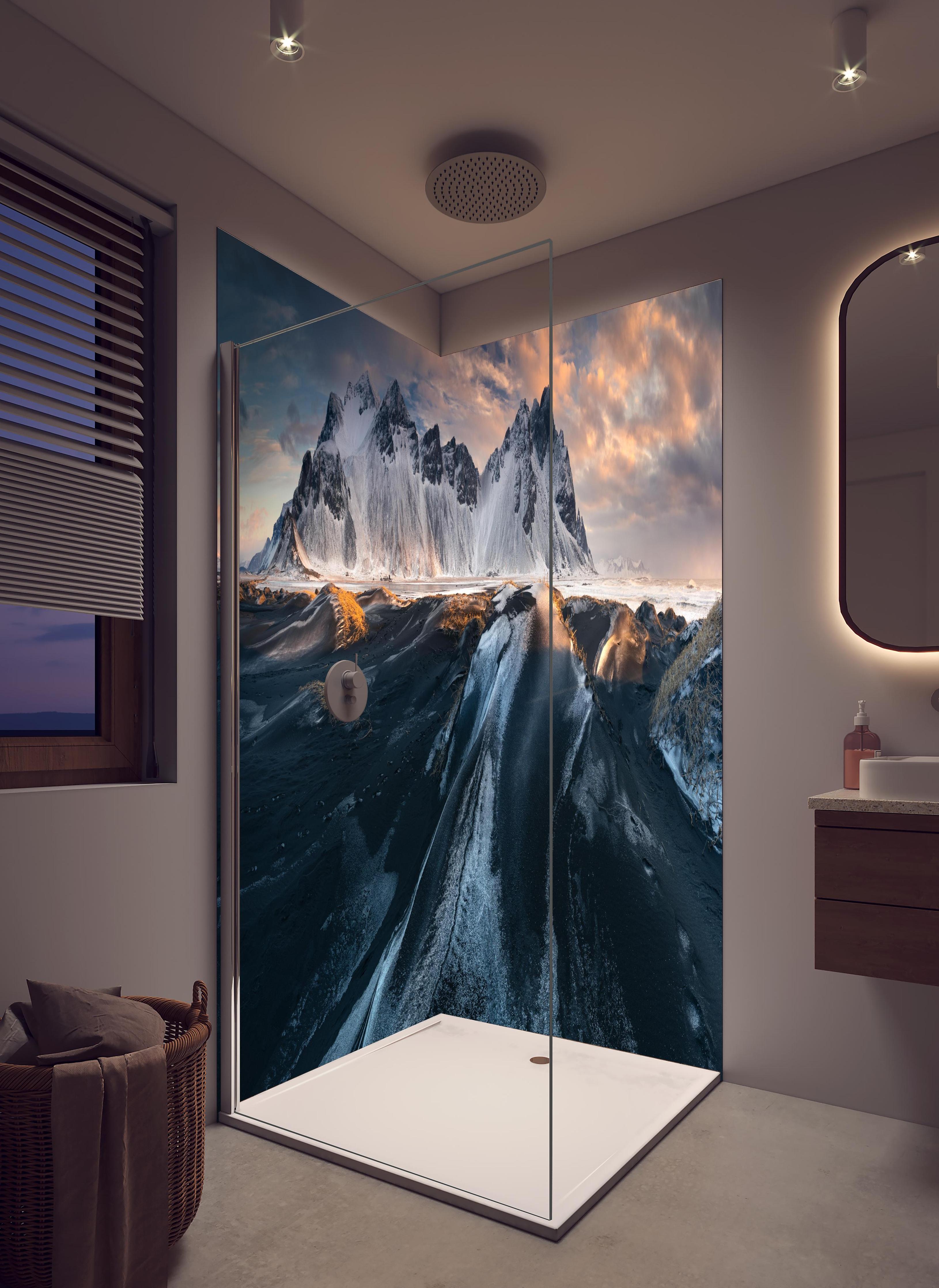 Duschrückwand - Winterliche Gipfel unter dramatischem Himmel in hellem Badezimmer mit Regenduschkopf - zweiteilige Eck-Duschrückwand