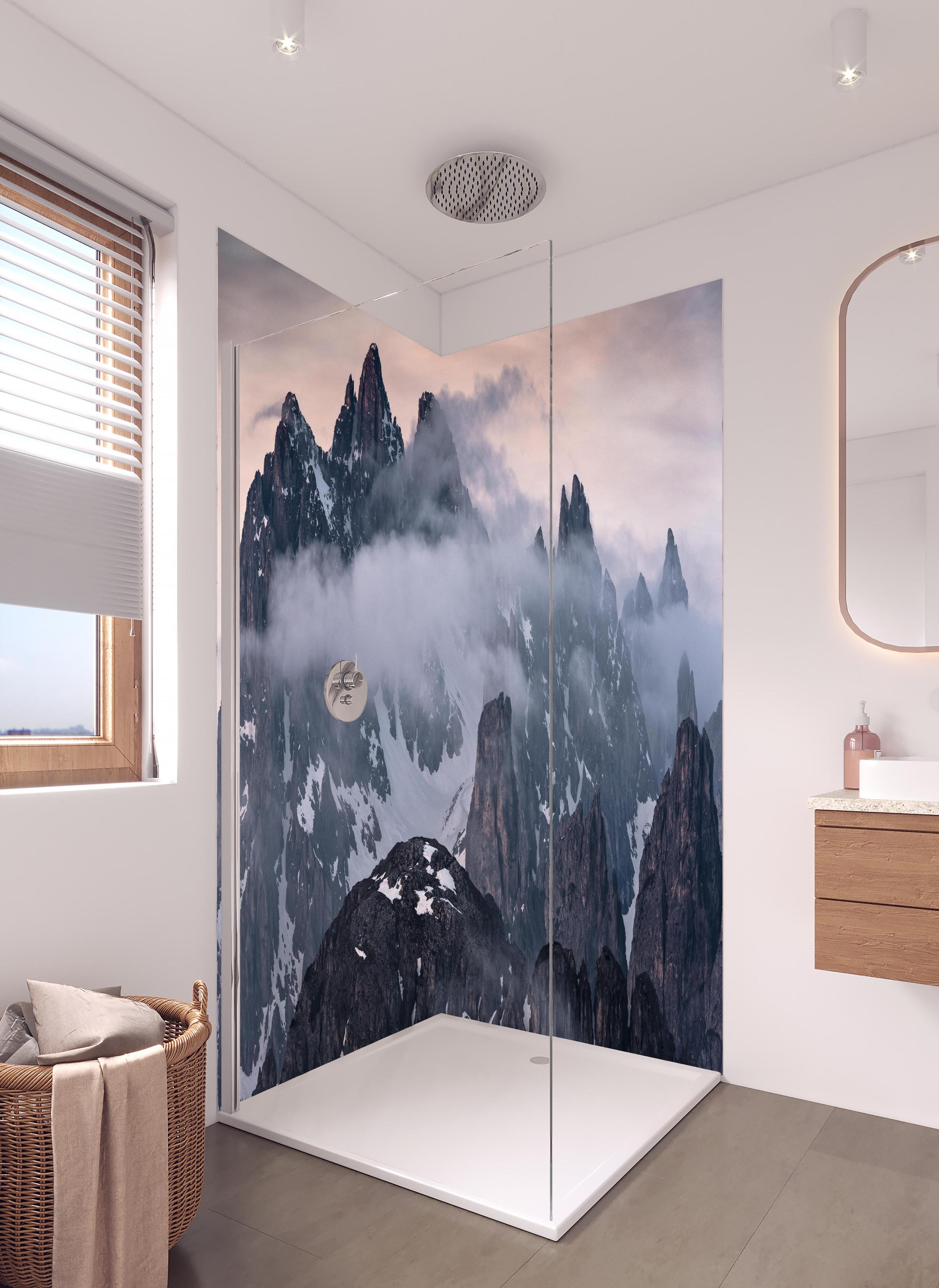 Duschrückwand - Winterliche Nebelberge in Dämmerung in hellem Badezimmer mit Regenduschkopf - zweiteilige Eck-Duschrückwand
