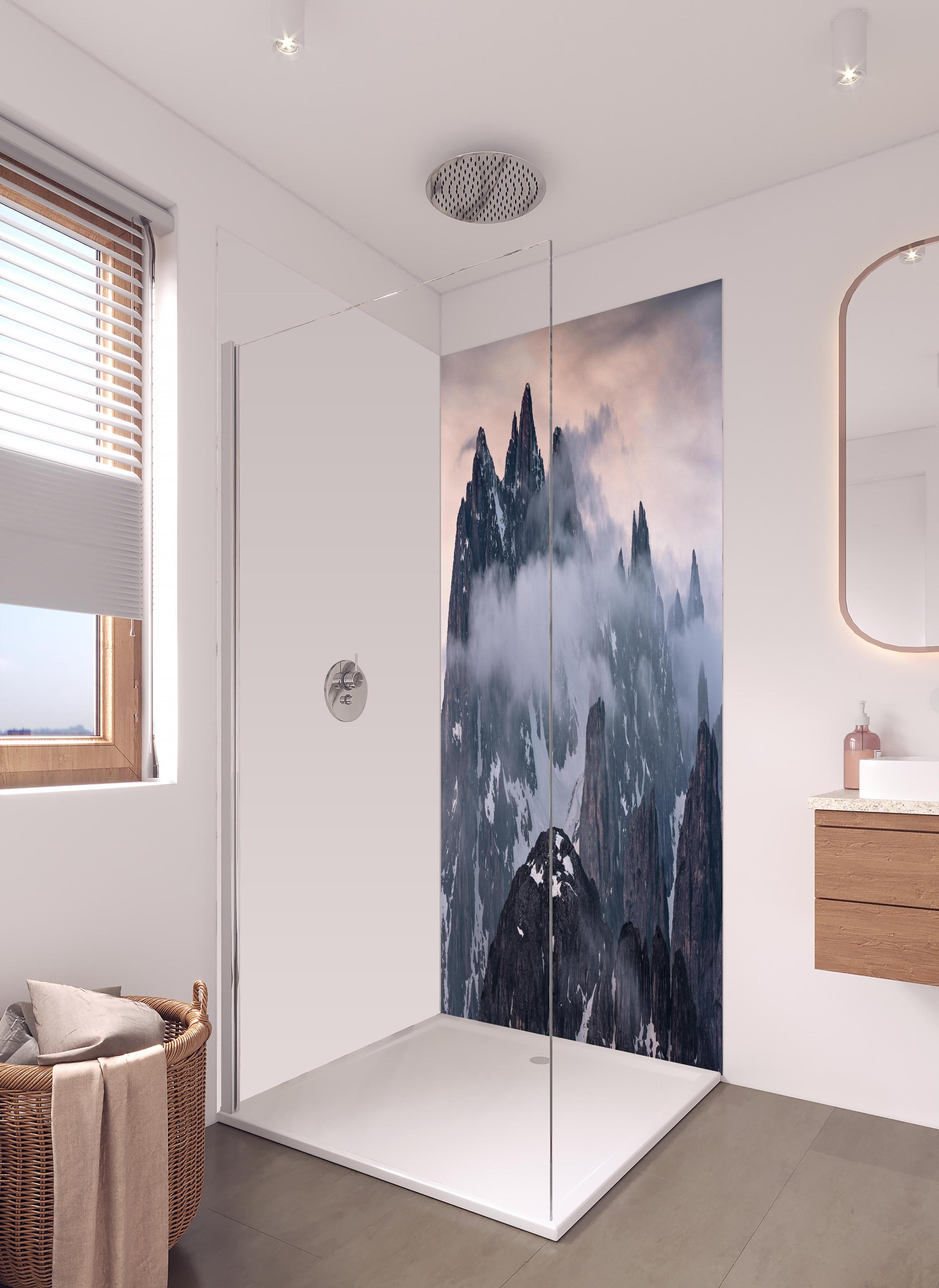 Duschrückwand - Winterliche Nebelberge in Dämmerung in hellem Badezimmer mit Regenduschkopf - zweiteilige Eck-Duschrückwand
