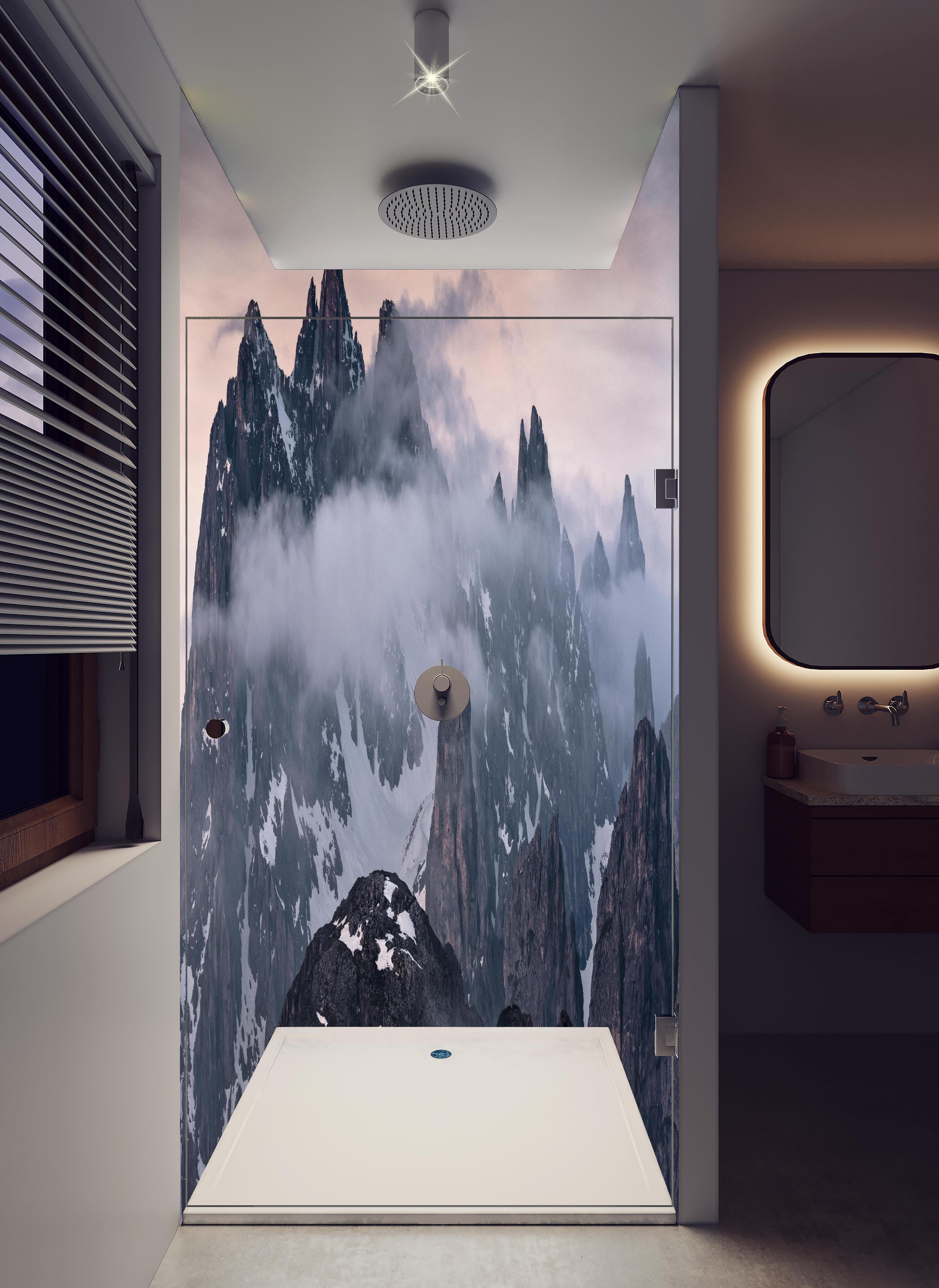 Duschrückwand - Winterliche Nebelberge in Dämmerung in hellem Badezimmer mit Regenduschkopf - zweiteilige Eck-Duschrückwand