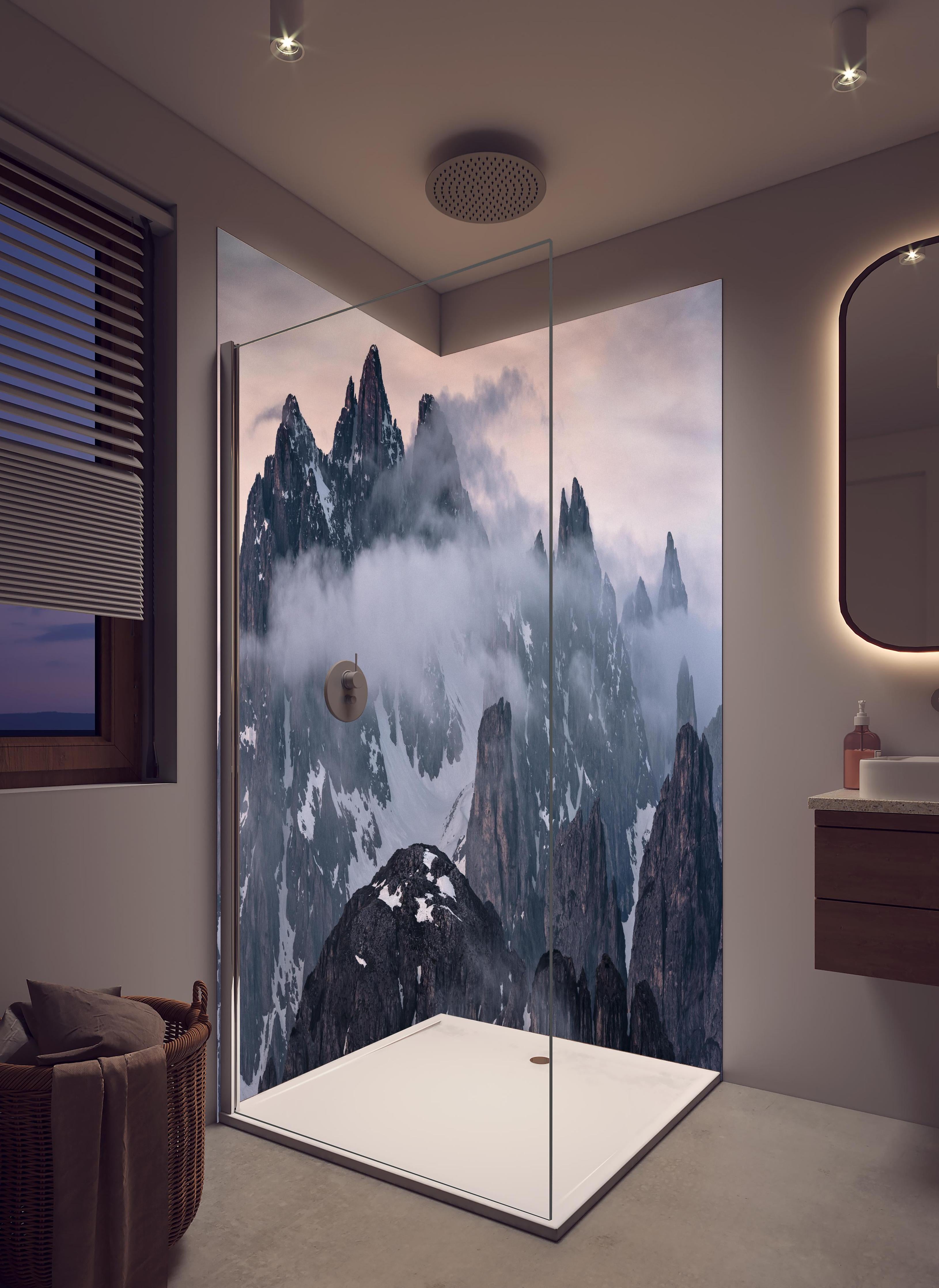 Duschrückwand - Winterliche Nebelberge in Dämmerung in hellem Badezimmer mit Regenduschkopf - zweiteilige Eck-Duschrückwand