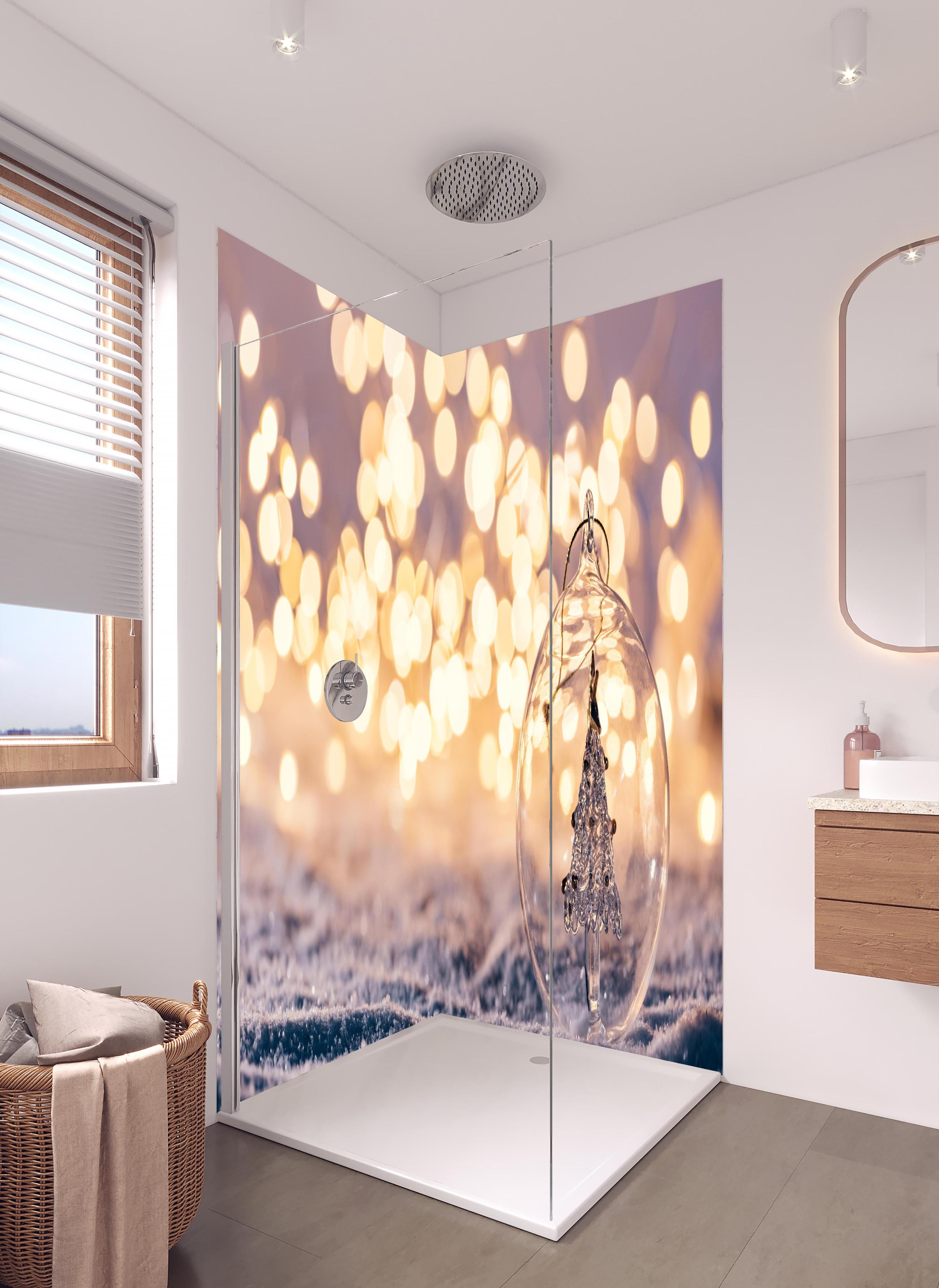 Duschrückwand - Winterliche Weihnachtskugel mit Baum-Motiv in hellem Badezimmer mit Regenduschkopf - zweiteilige Eck-Duschrückwand