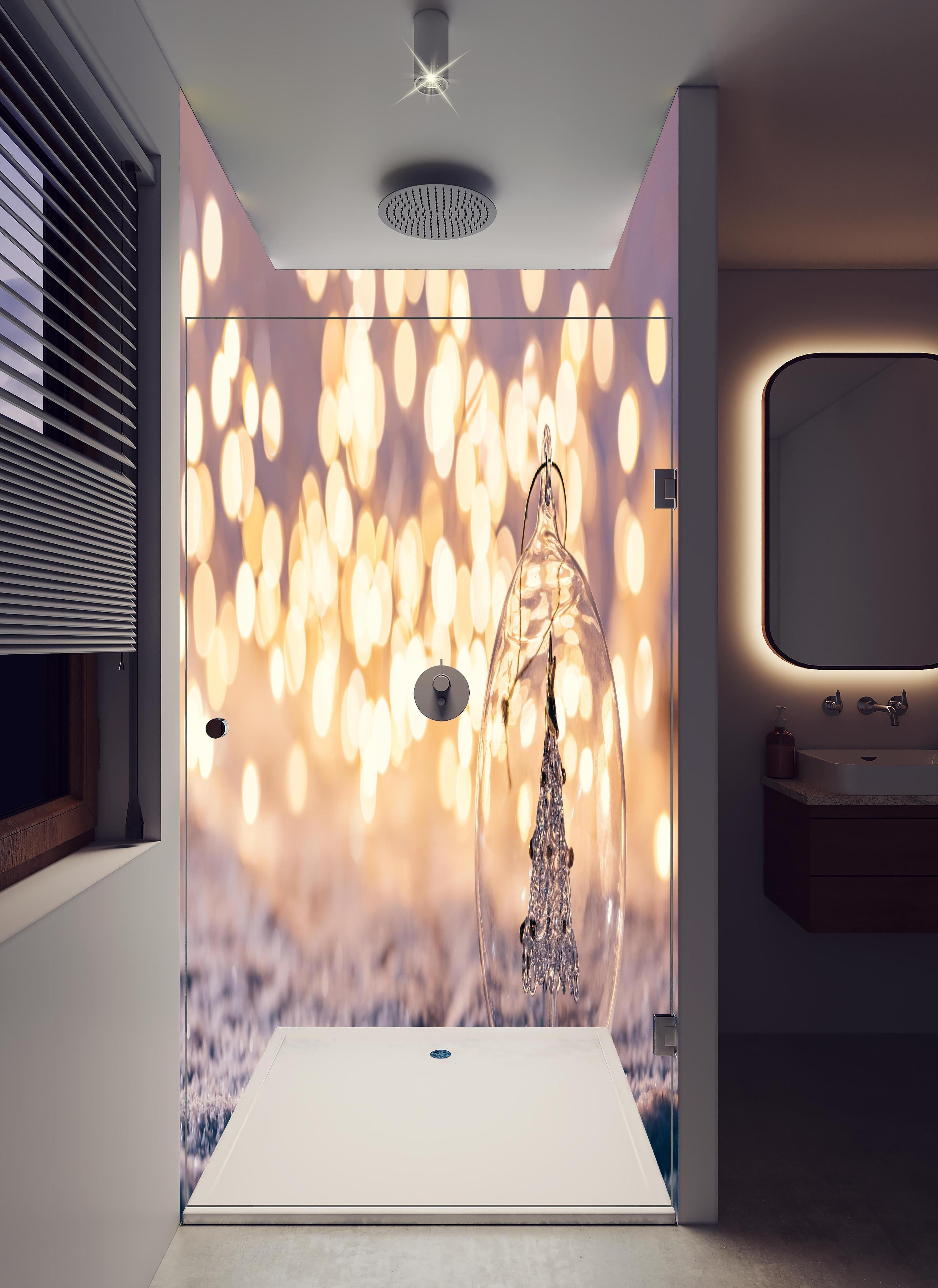 Duschrückwand - Winterliche Weihnachtskugel mit Baum-Motiv in hellem Badezimmer mit Regenduschkopf - zweiteilige Eck-Duschrückwand