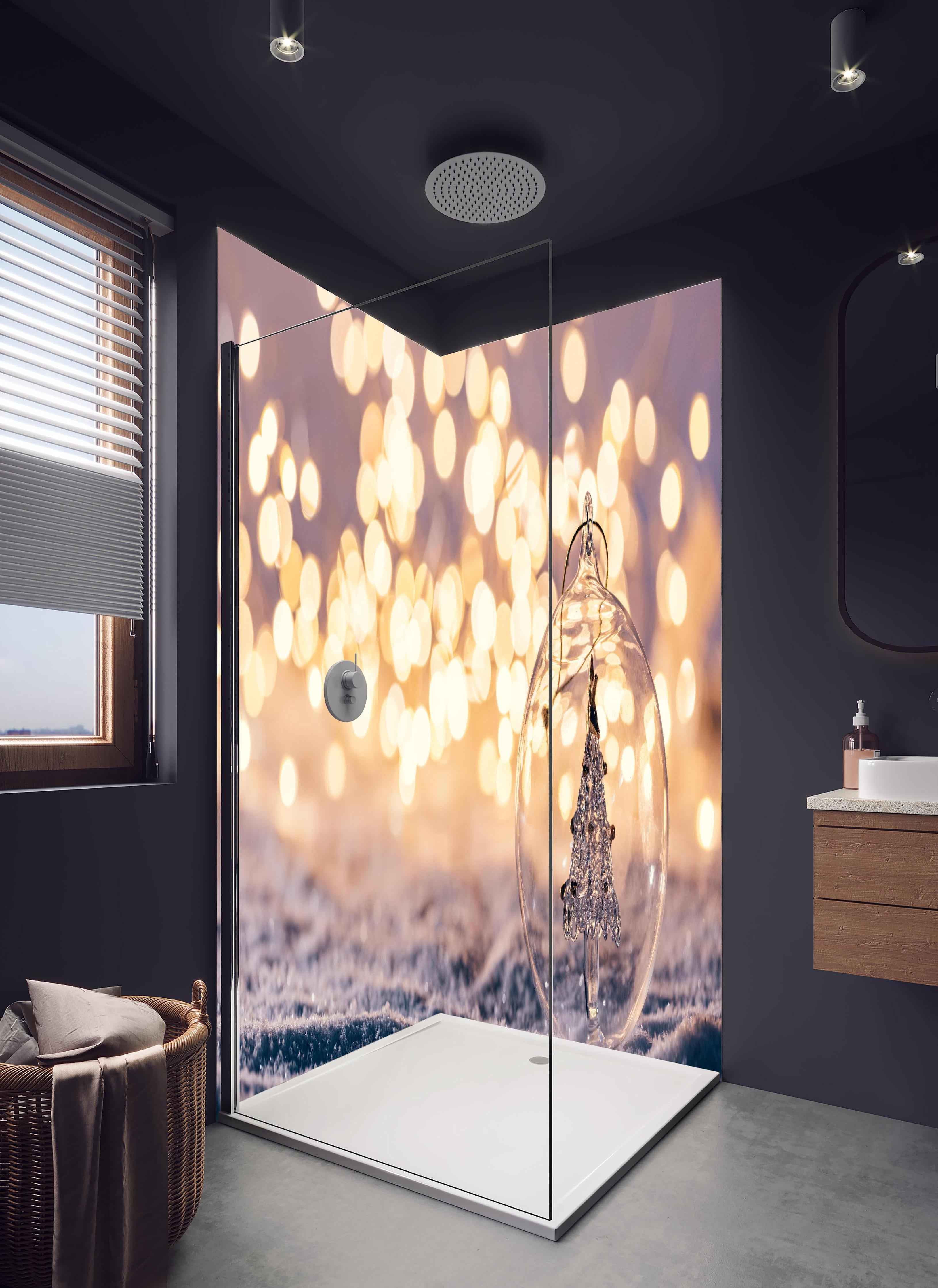 Duschrückwand - Winterliche Weihnachtskugel mit Baum-Motiv in hellem Badezimmer mit Regenduschkopf - zweiteilige Eck-Duschrückwand