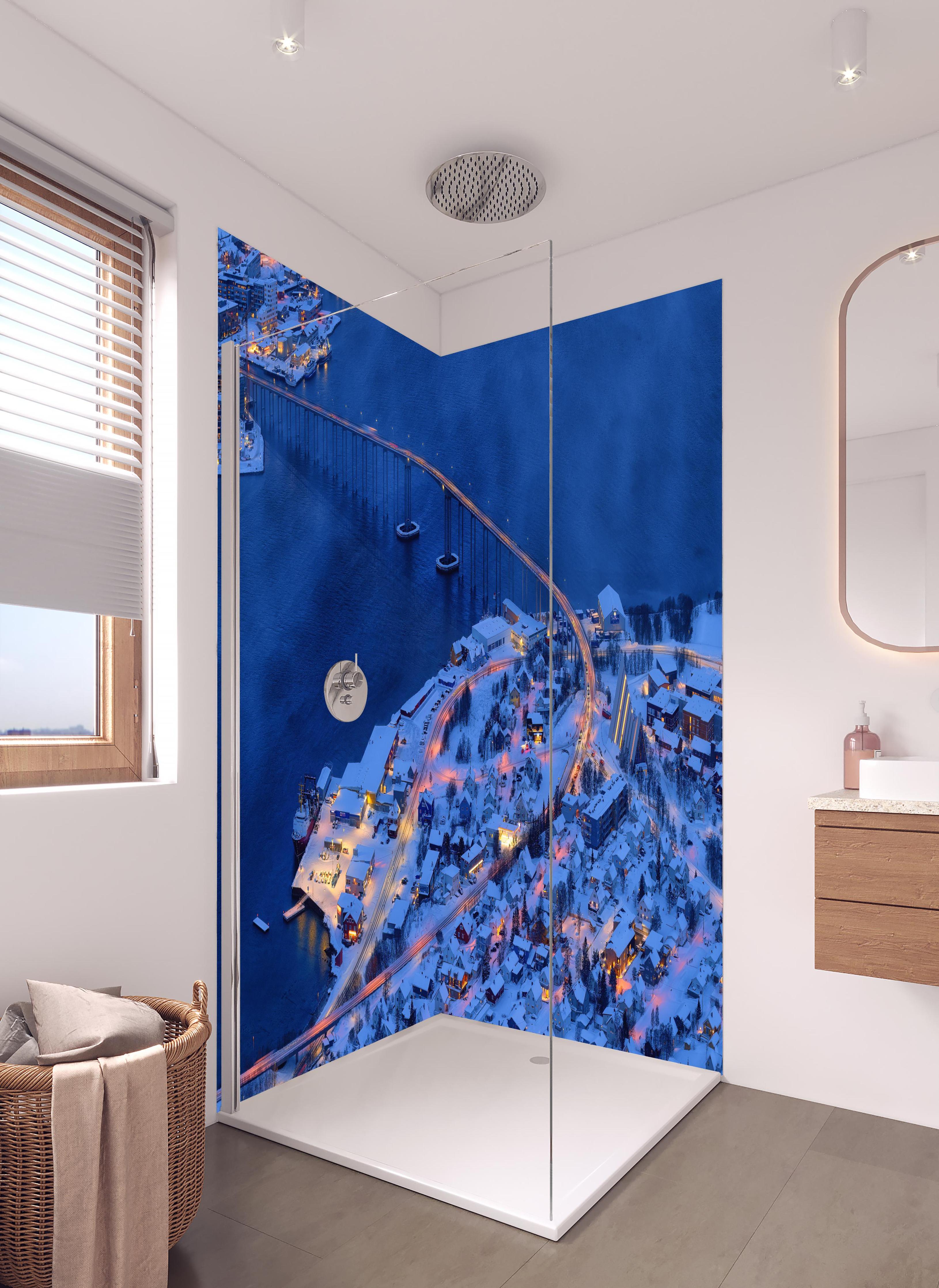 Duschrückwand - Winterlicher Abend über Tromsø Norwegen in hellem Badezimmer mit Regenduschkopf - zweiteilige Eck-Duschrückwand