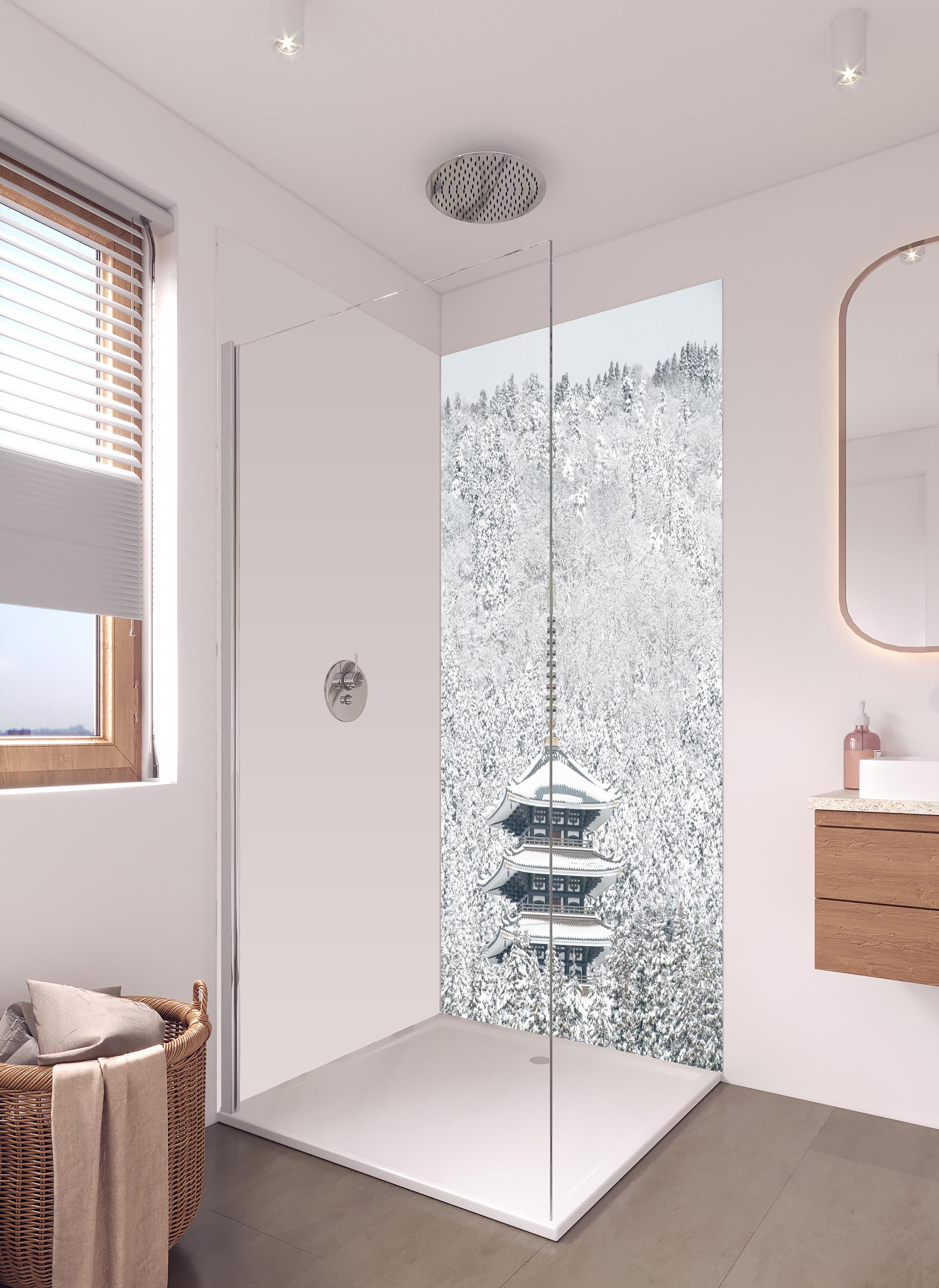 Duschrückwand - Winterlicher Turm - Buddismus in hellem Badezimmer mit Regenduschkopf - zweiteilige Eck-Duschrückwand