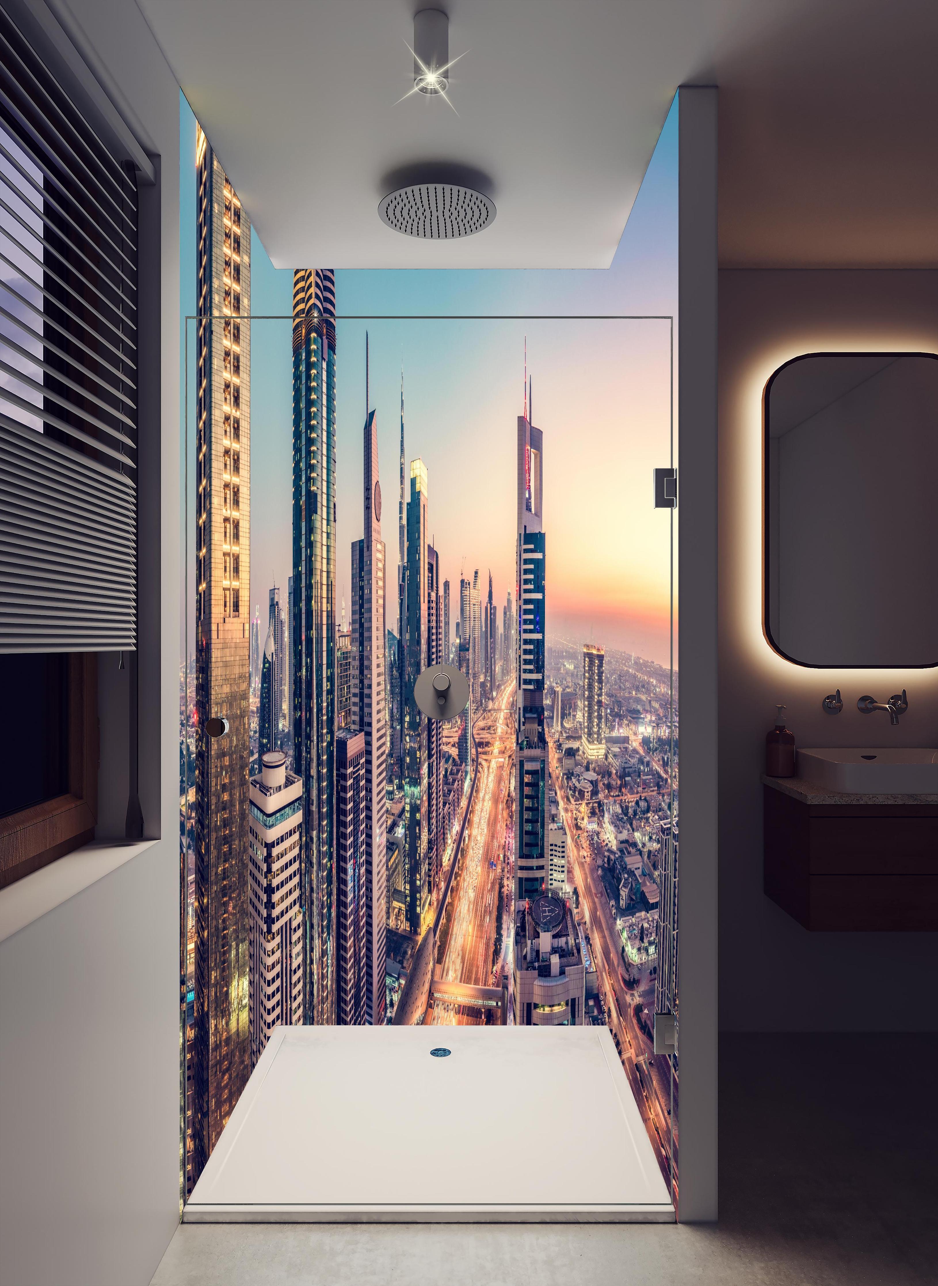 Duschrückwand - Wolkenkratzer - Hochhäuser in der Innenstadt von Dubai in hellem Badezimmer mit Regenduschkopf - zweiteilige Eck-Duschrückwand