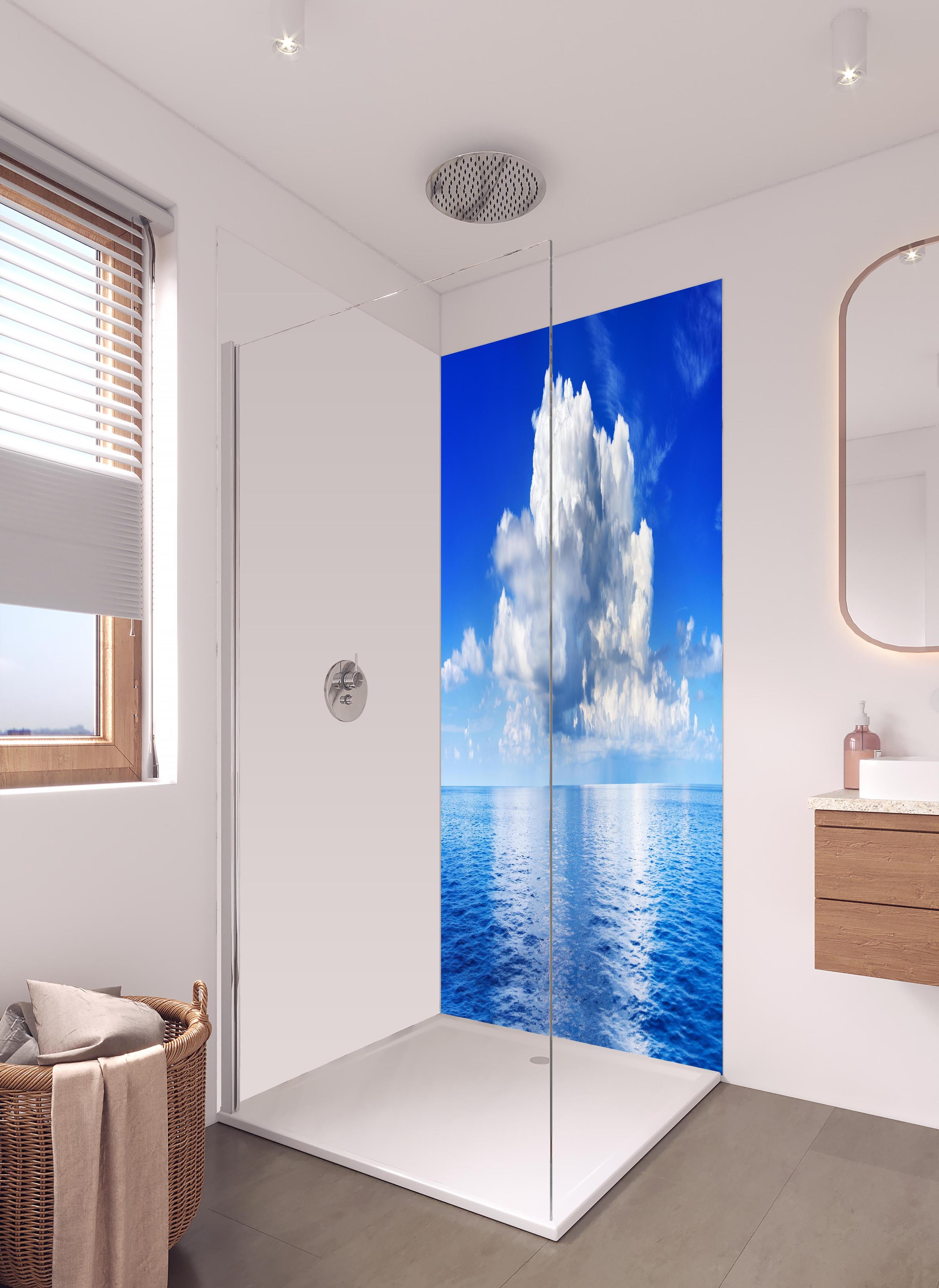 Duschrückwand - Wolkenkulisse über dem Ozean in hellem Badezimmer mit Regenduschkopf - zweiteilige Eck-Duschrückwand