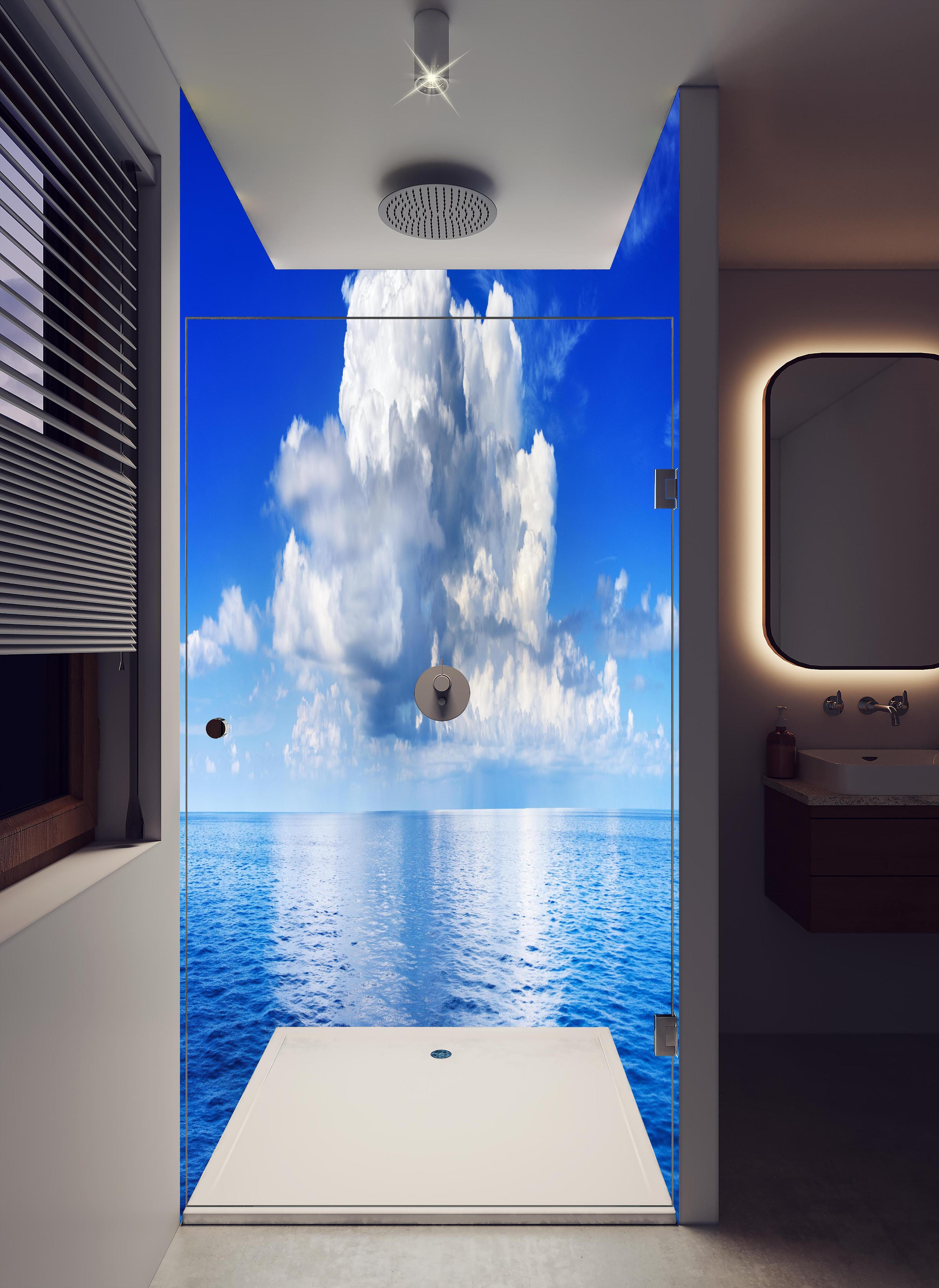 Duschrückwand - Wolkenkulisse über dem Ozean in hellem Badezimmer mit Regenduschkopf - zweiteilige Eck-Duschrückwand