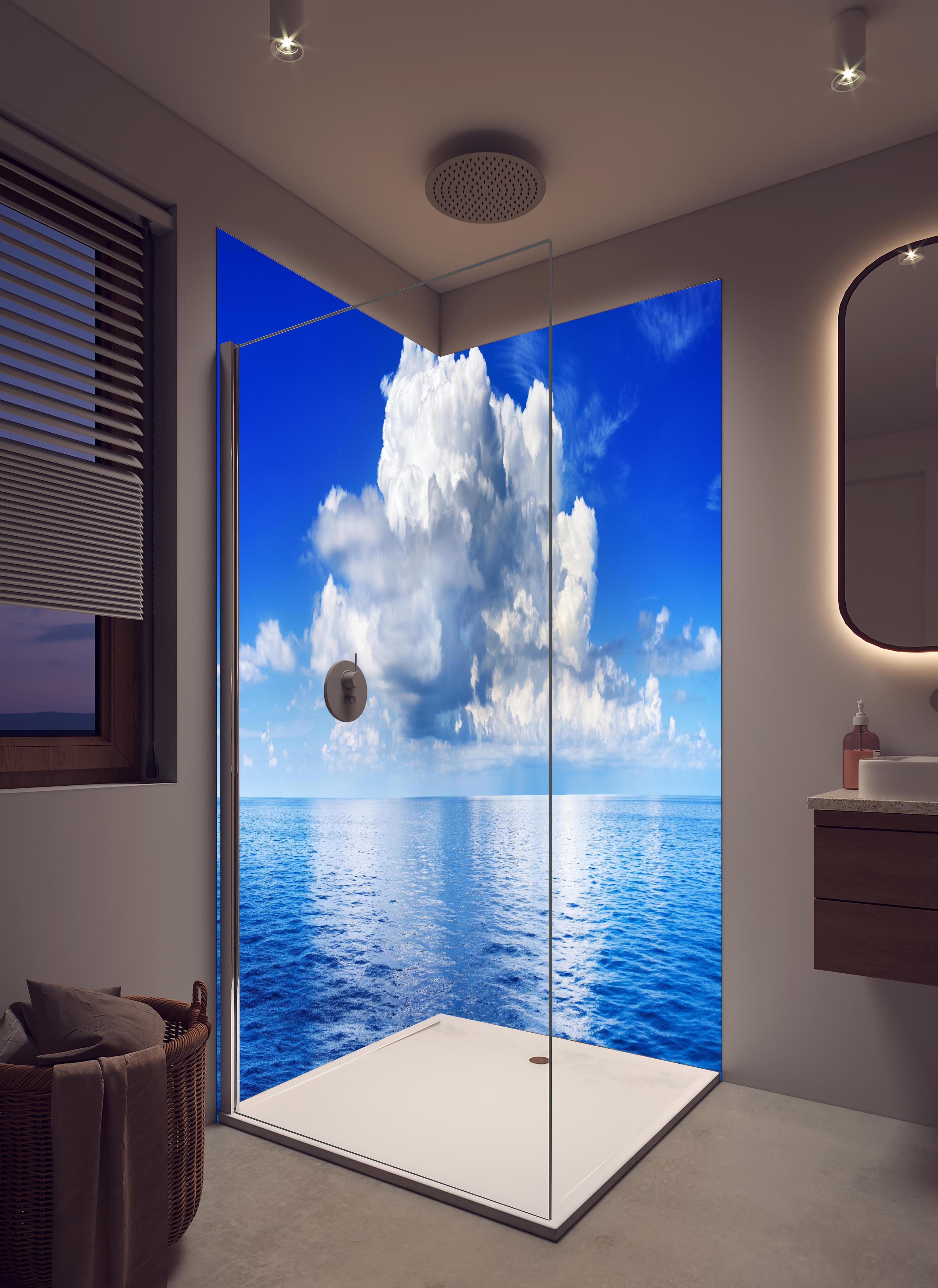 Duschrückwand - Wolkenkulisse über dem Ozean in hellem Badezimmer mit Regenduschkopf - zweiteilige Eck-Duschrückwand