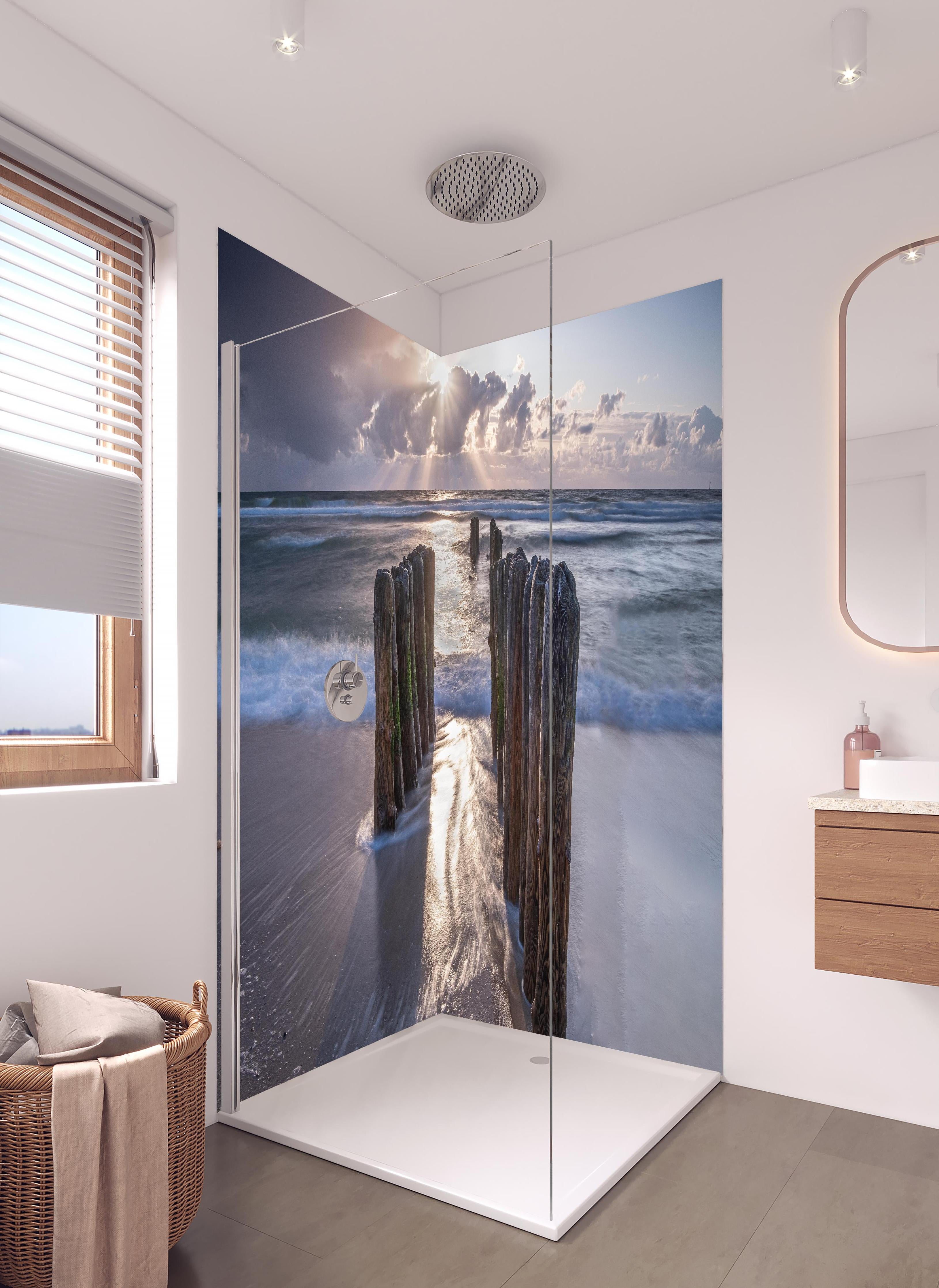 Duschrückwand - Wunderschöne Buhnen auf Sylt in hellem Badezimmer mit Regenduschkopf - zweiteilige Eck-Duschrückwand