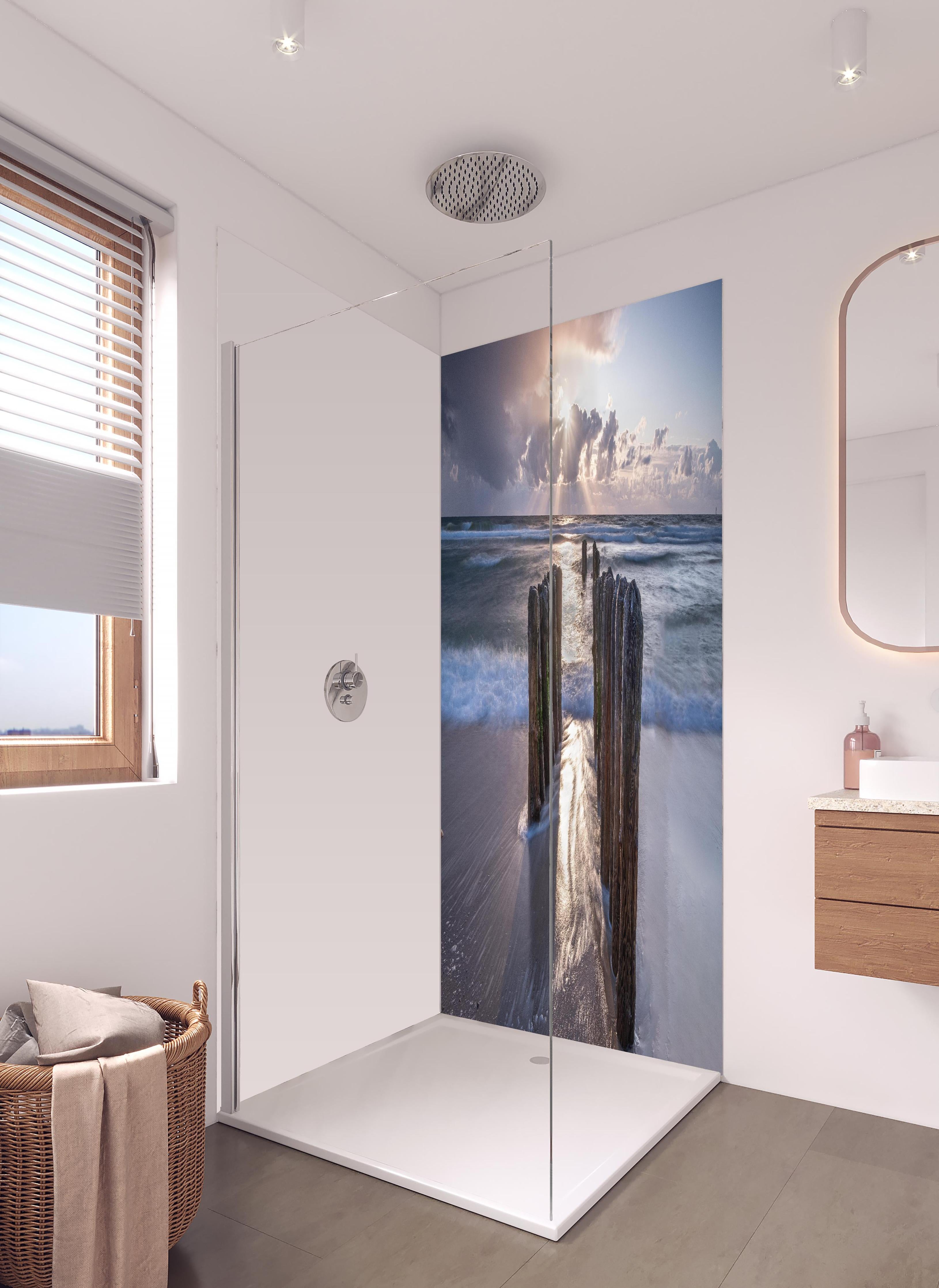 Duschrückwand - Wunderschöne Buhnen auf Sylt in hellem Badezimmer mit Regenduschkopf - zweiteilige Eck-Duschrückwand