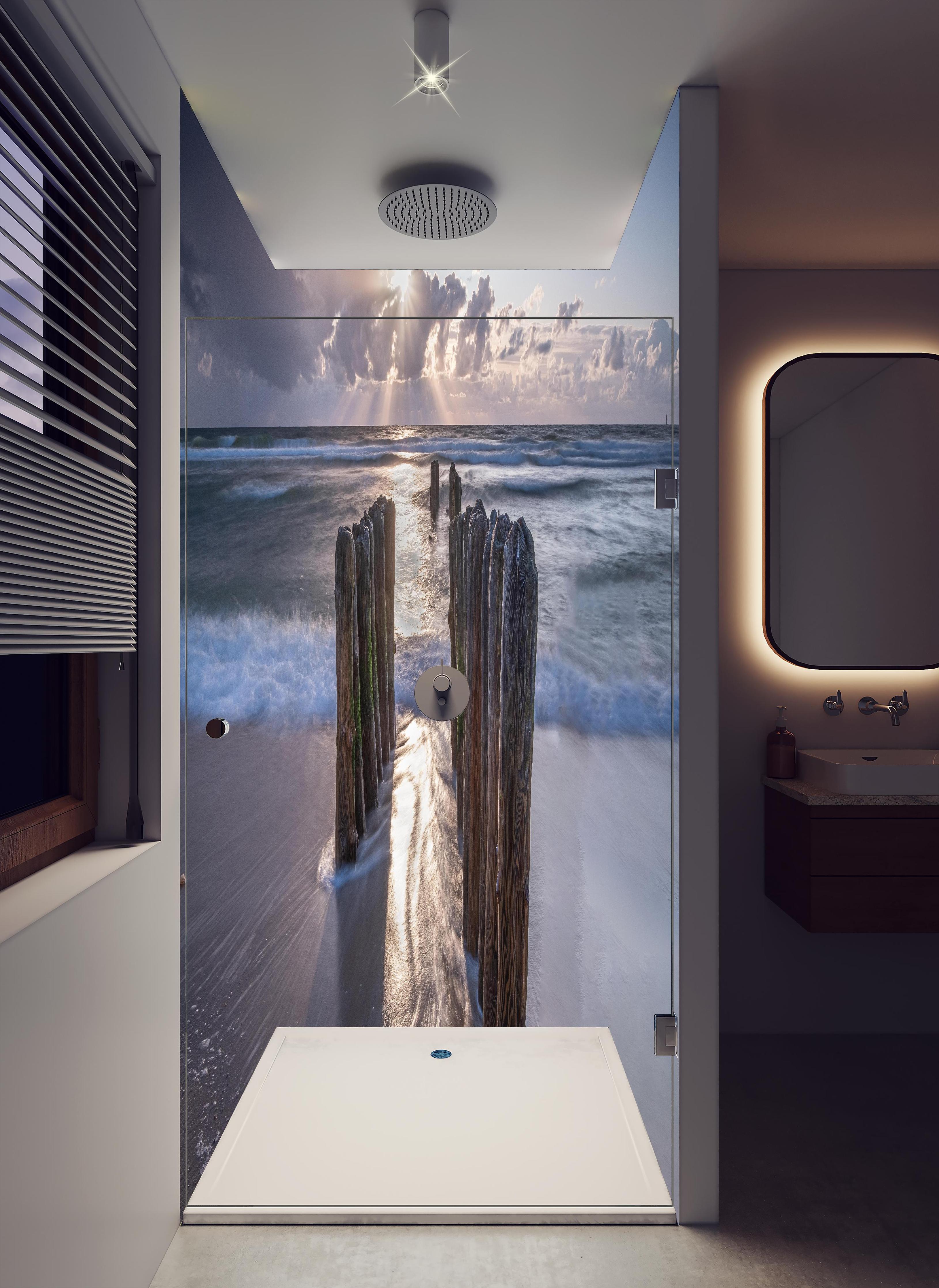 Duschrückwand - Wunderschöne Buhnen auf Sylt in hellem Badezimmer mit Regenduschkopf - zweiteilige Eck-Duschrückwand