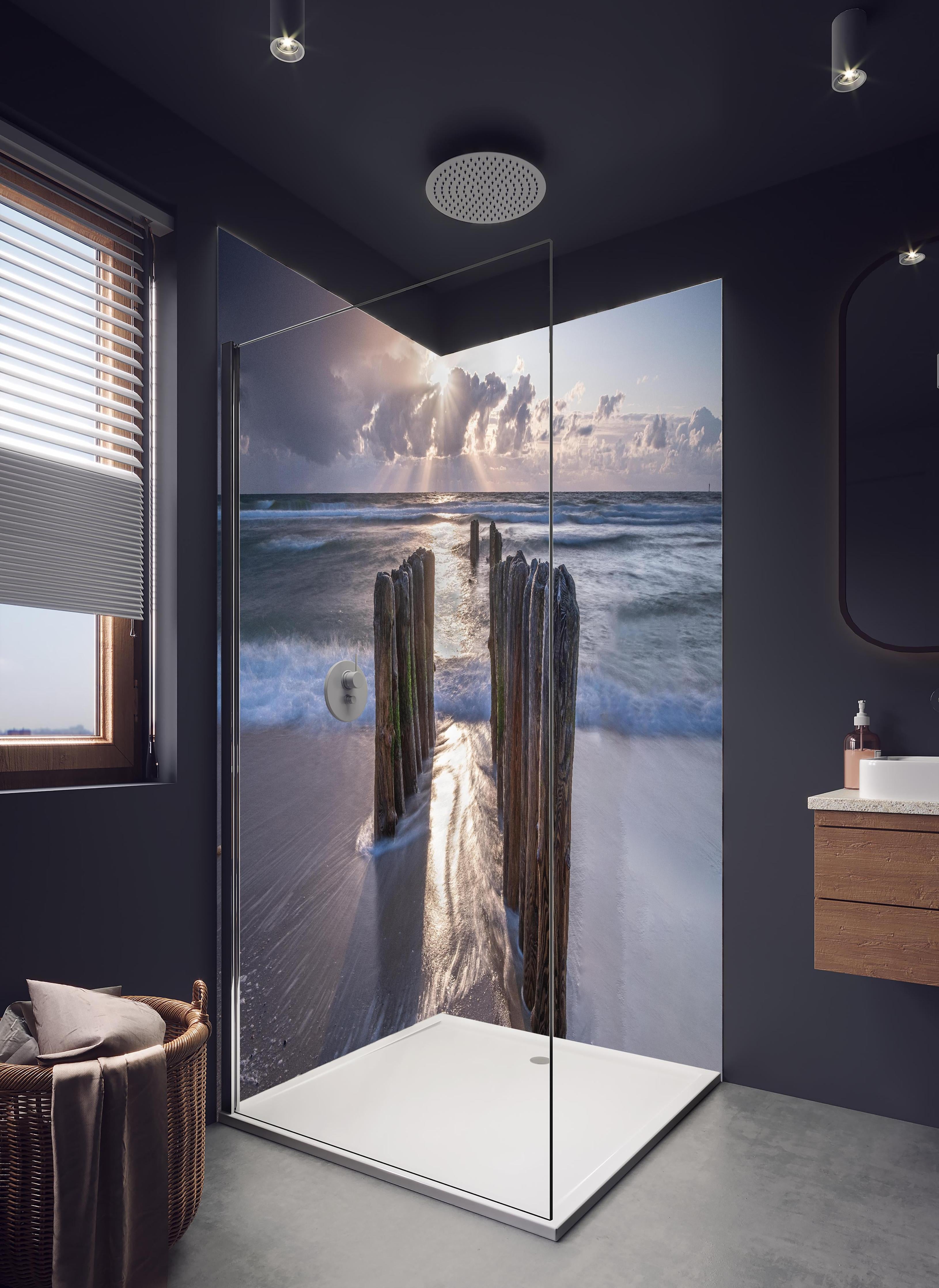 Duschrückwand - Wunderschöne Buhnen auf Sylt in hellem Badezimmer mit Regenduschkopf - zweiteilige Eck-Duschrückwand