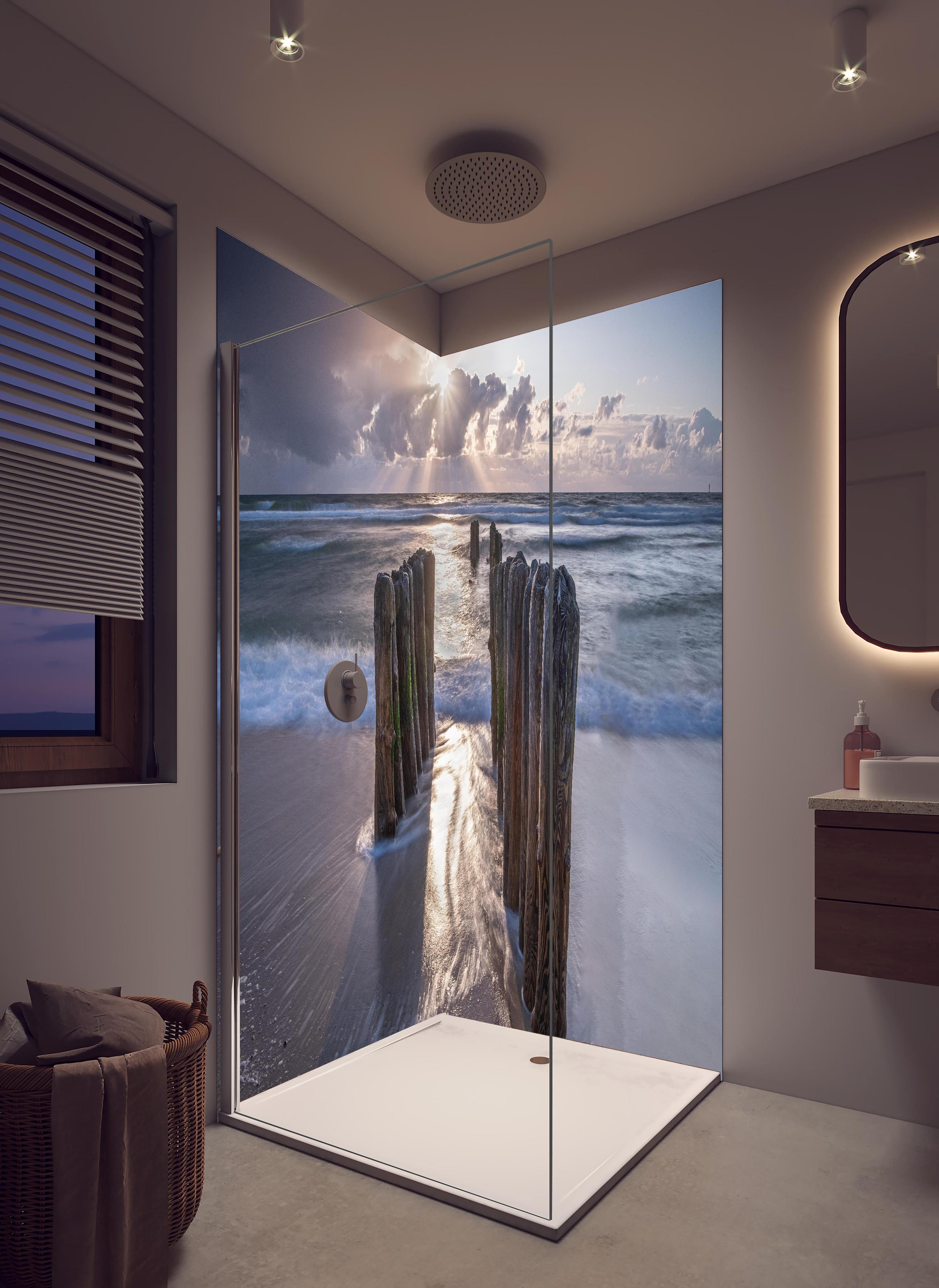 Duschrückwand - Wunderschöne Buhnen auf Sylt in hellem Badezimmer mit Regenduschkopf - zweiteilige Eck-Duschrückwand