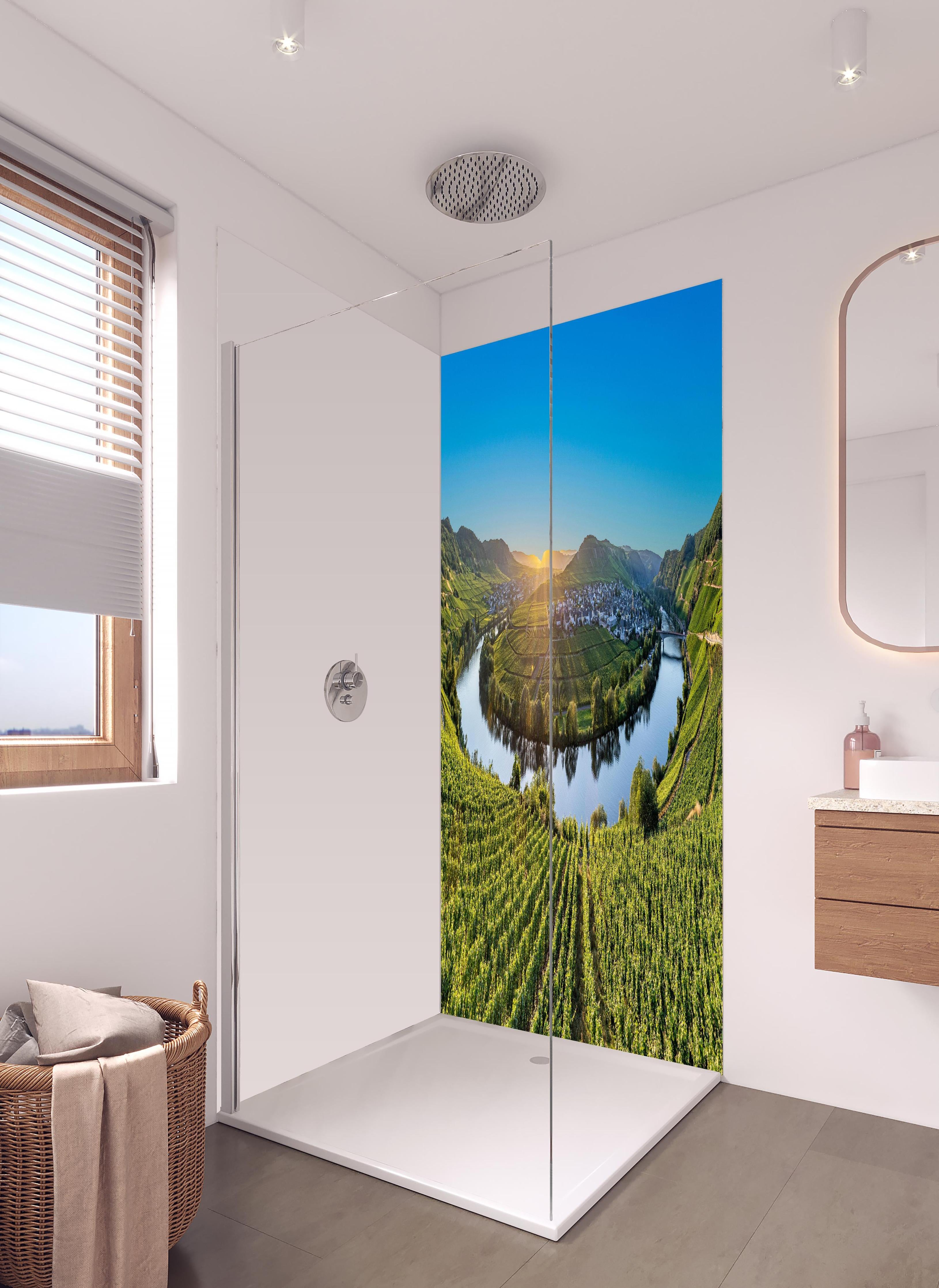 Duschrückwand - Wunderschöne Landschaft in Leiwen, Deutschland in hellem Badezimmer mit Regenduschkopf - zweiteilige Eck-Duschrückwand