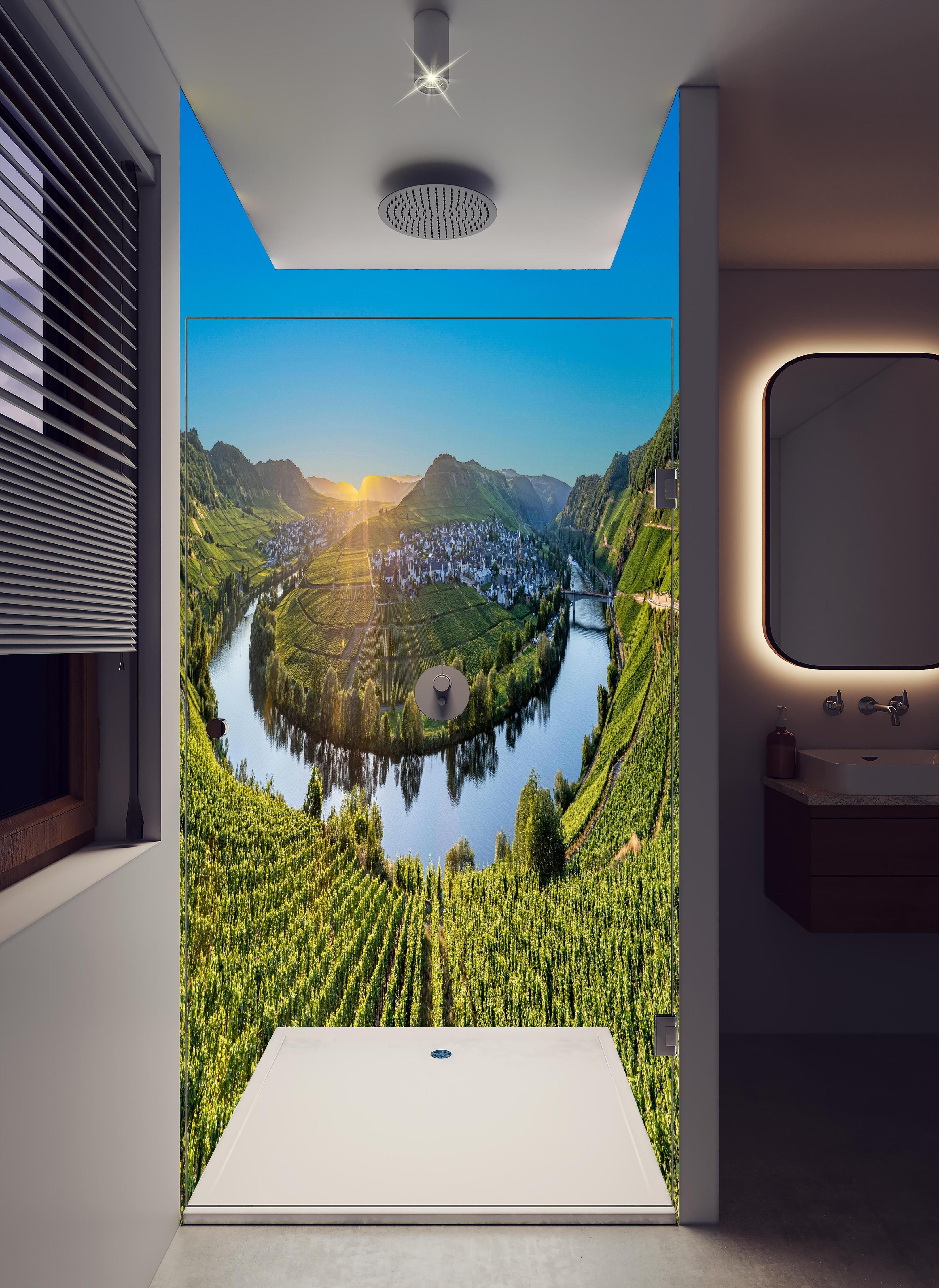 Duschrückwand - Wunderschöne Landschaft in Leiwen, Deutschland in hellem Badezimmer mit Regenduschkopf - zweiteilige Eck-Duschrückwand