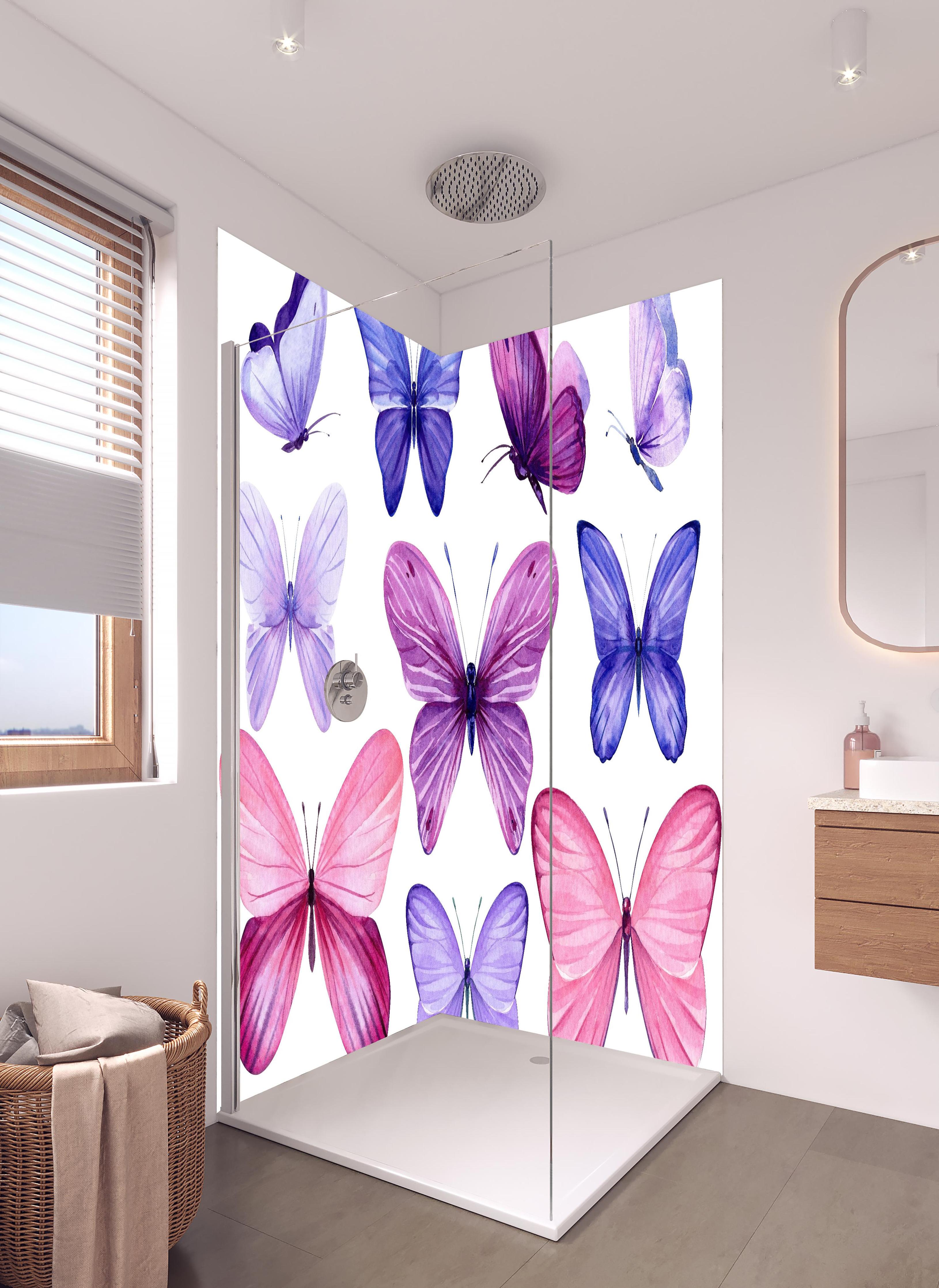 Duschrückwand - Wunderschöne Schmetterlinge auf weißem Hintergrund in hellem Badezimmer mit Regenduschkopf - zweiteilige Eck-Duschrückwand