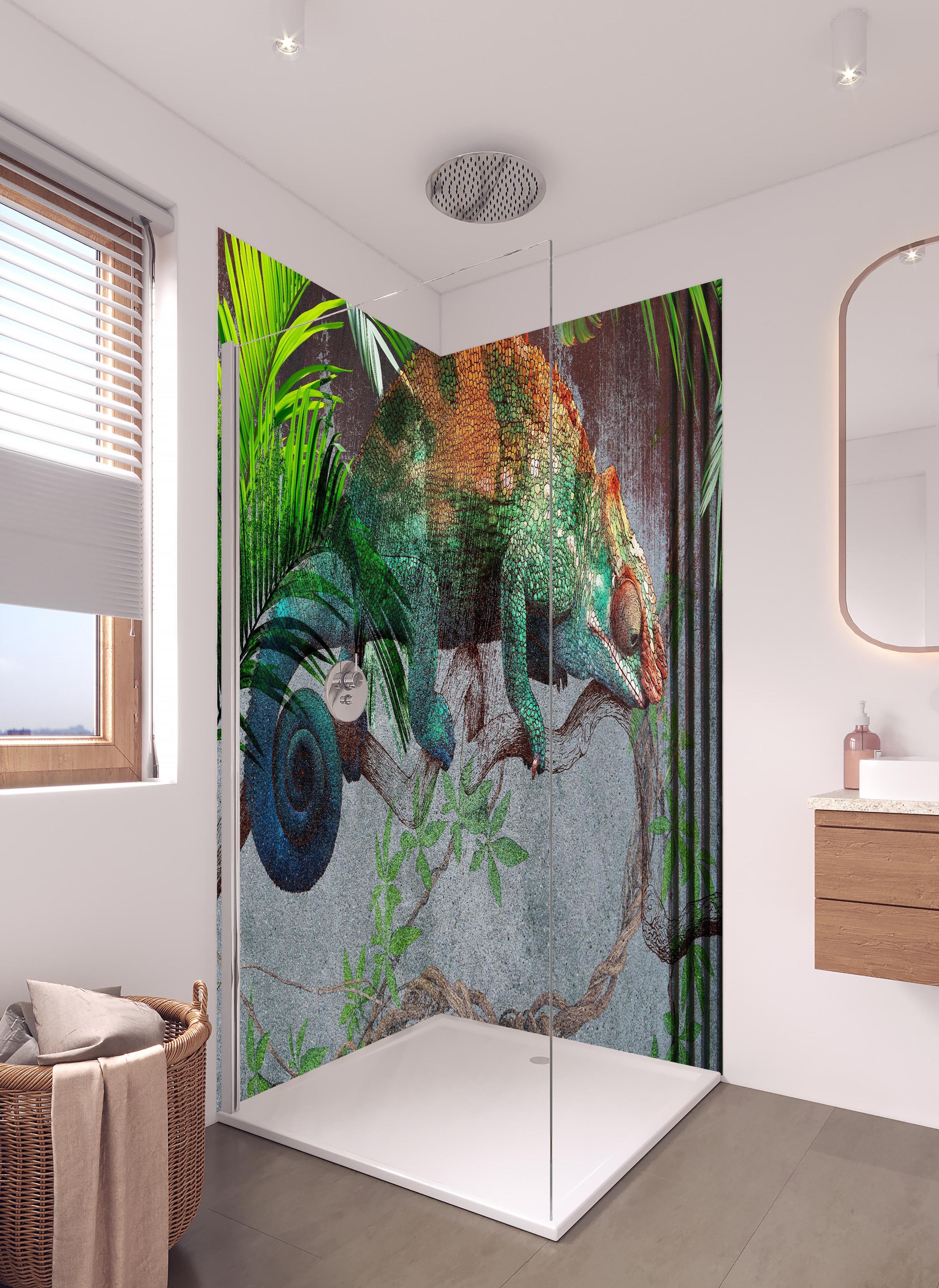 Duschrückwand - Wunderschöner Chamäleon in hellem Badezimmer mit Regenduschkopf - zweiteilige Eck-Duschrückwand
