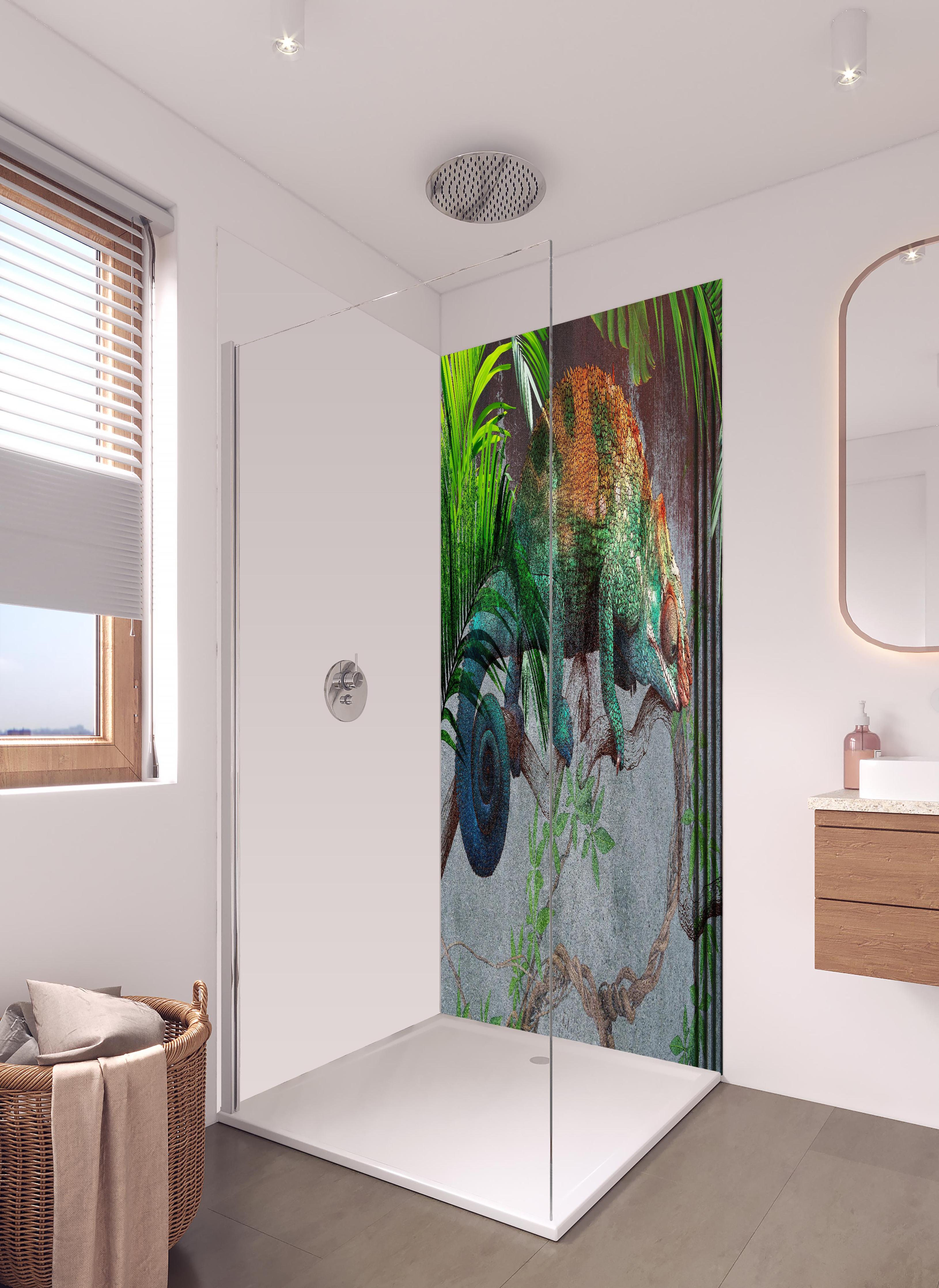 Duschrückwand - Wunderschöner Chamäleon in hellem Badezimmer mit Regenduschkopf - zweiteilige Eck-Duschrückwand