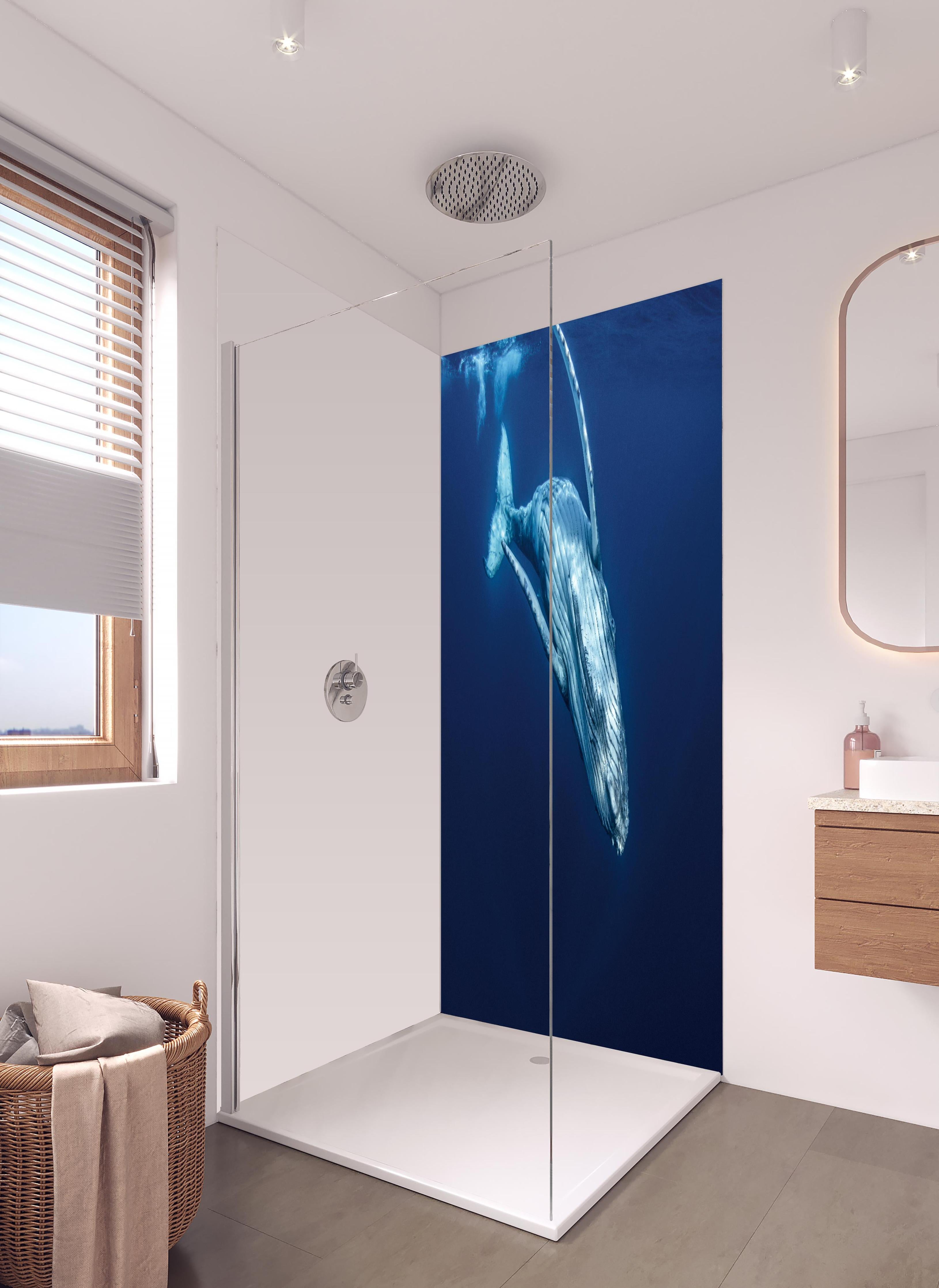 Duschrückwand - Wunderschönes Buckelwalbaby in hellem Badezimmer mit Regenduschkopf - zweiteilige Eck-Duschrückwand