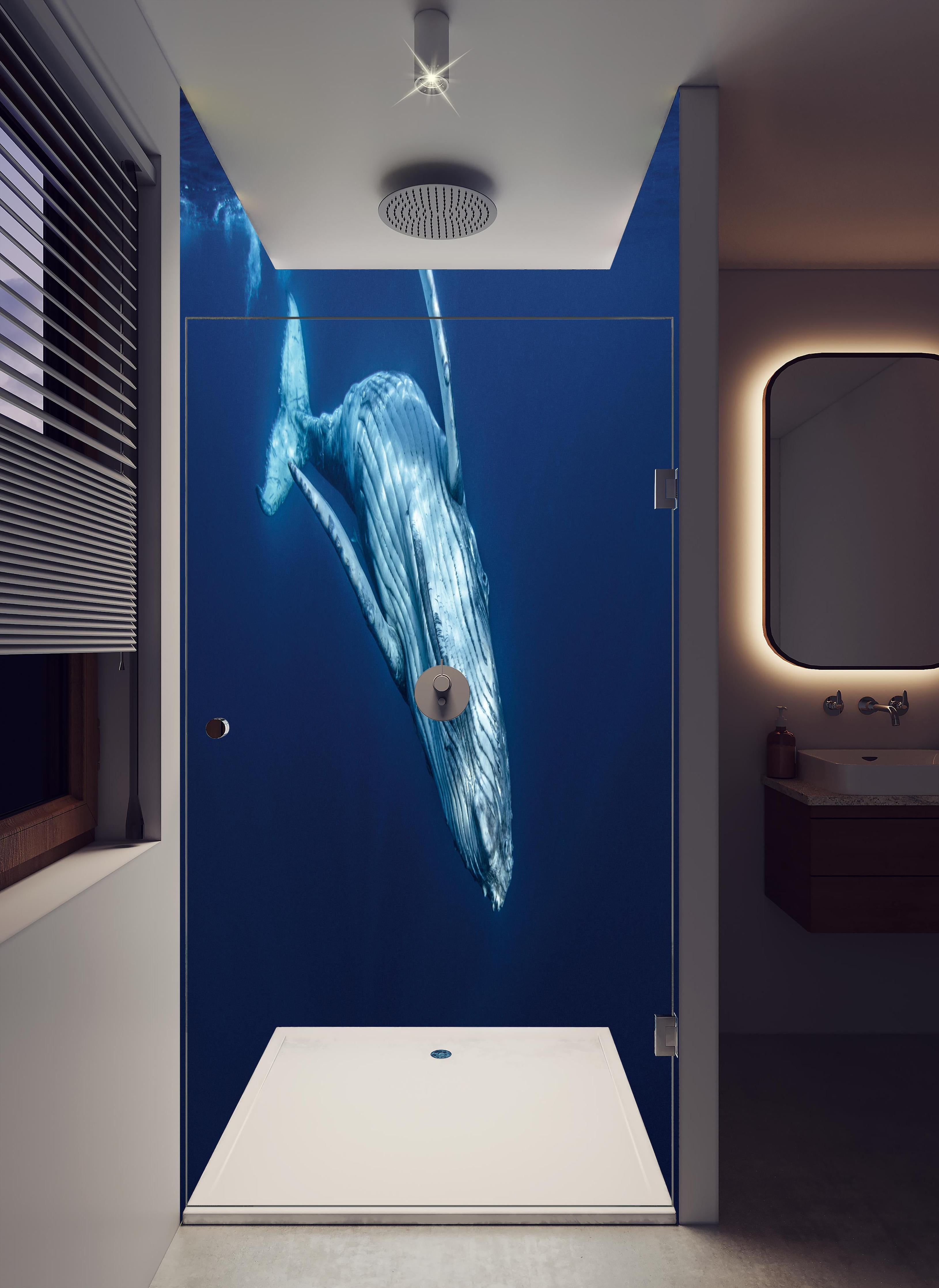 Duschrückwand - Wunderschönes Buckelwalbaby in hellem Badezimmer mit Regenduschkopf - zweiteilige Eck-Duschrückwand