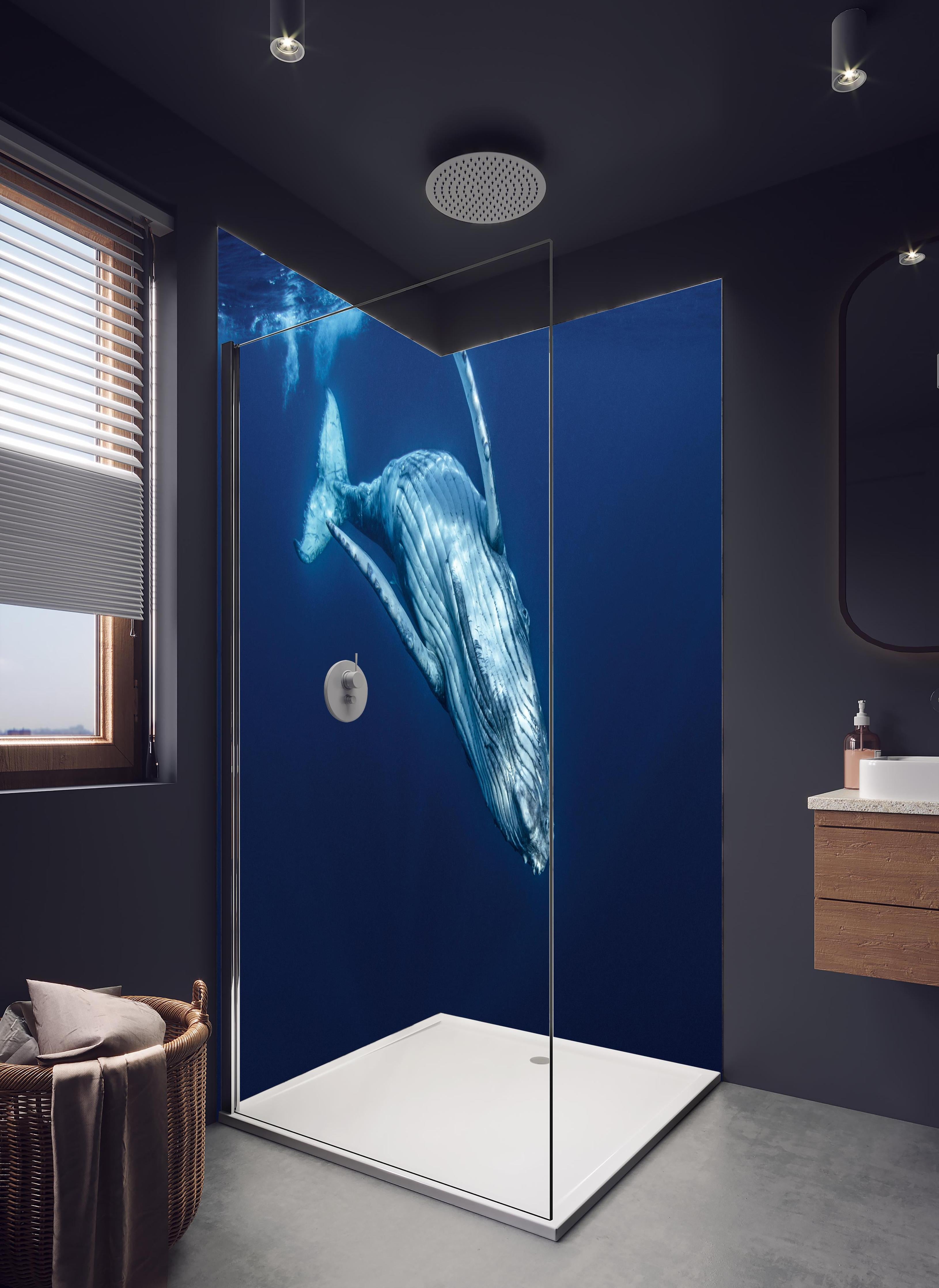 Duschrückwand - Wunderschönes Buckelwalbaby in hellem Badezimmer mit Regenduschkopf - zweiteilige Eck-Duschrückwand