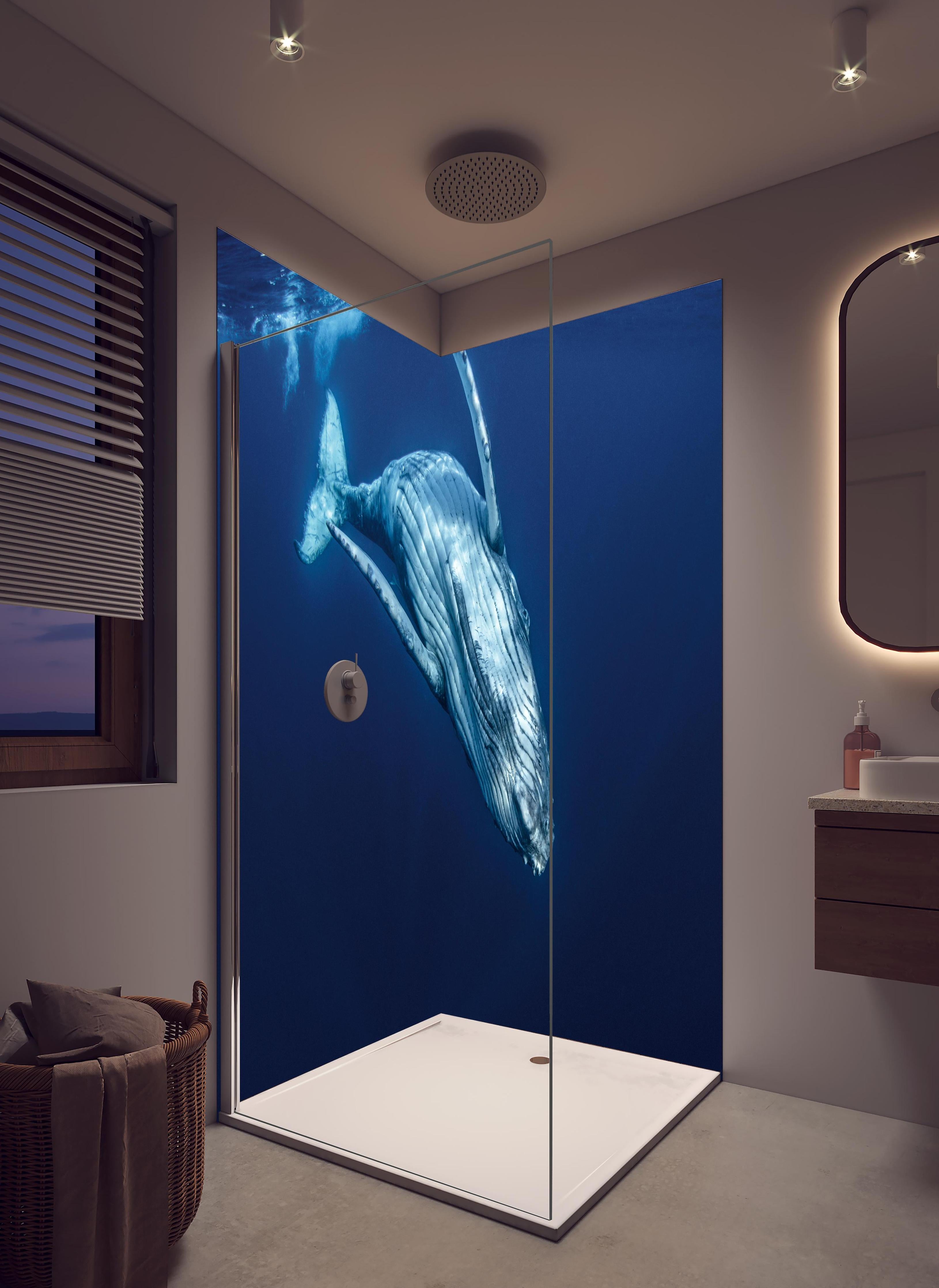 Duschrückwand - Wunderschönes Buckelwalbaby in hellem Badezimmer mit Regenduschkopf - zweiteilige Eck-Duschrückwand